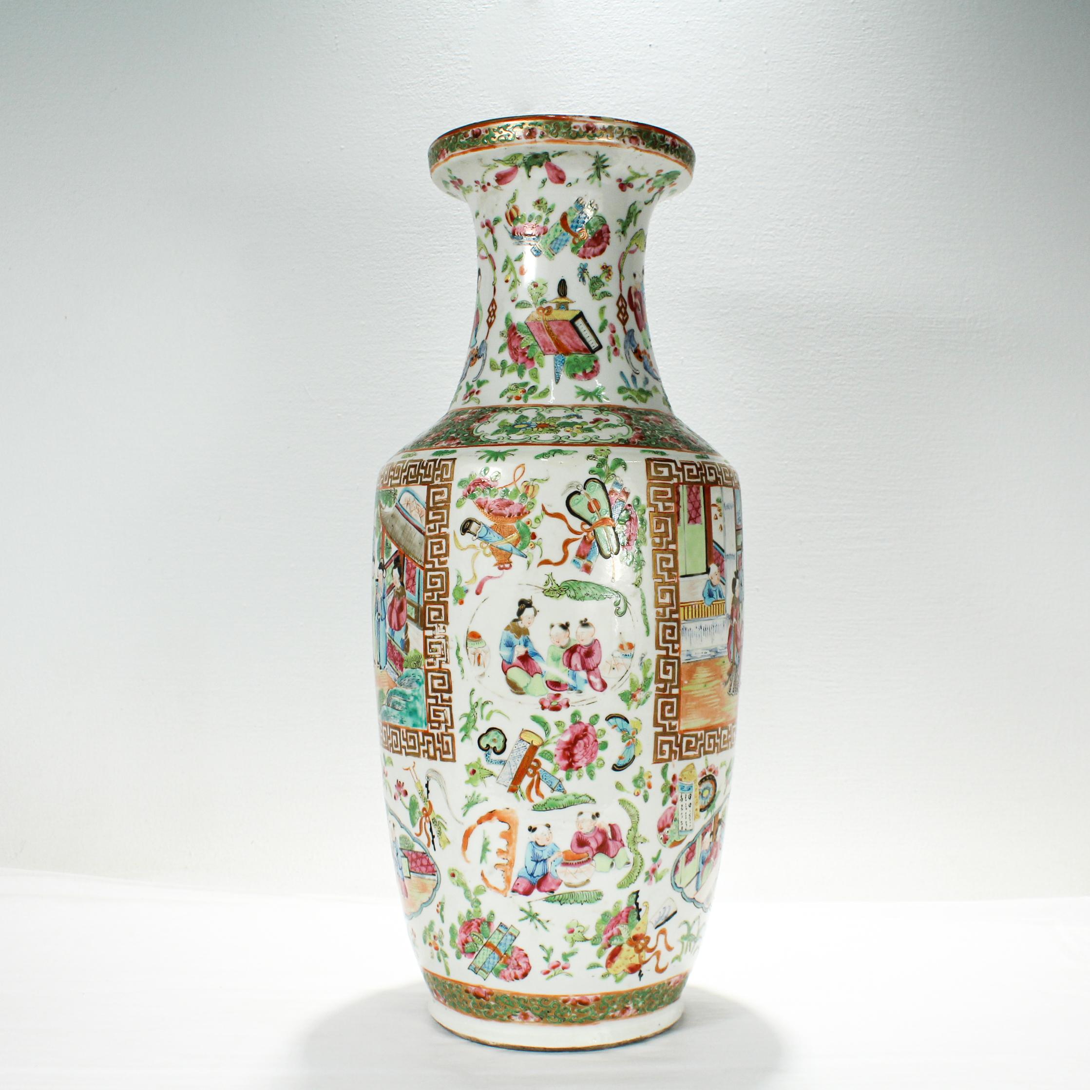 Exportation chinoise Grand vase chinois ancien en porcelaine mandarine rose du 19ème siècle en vente