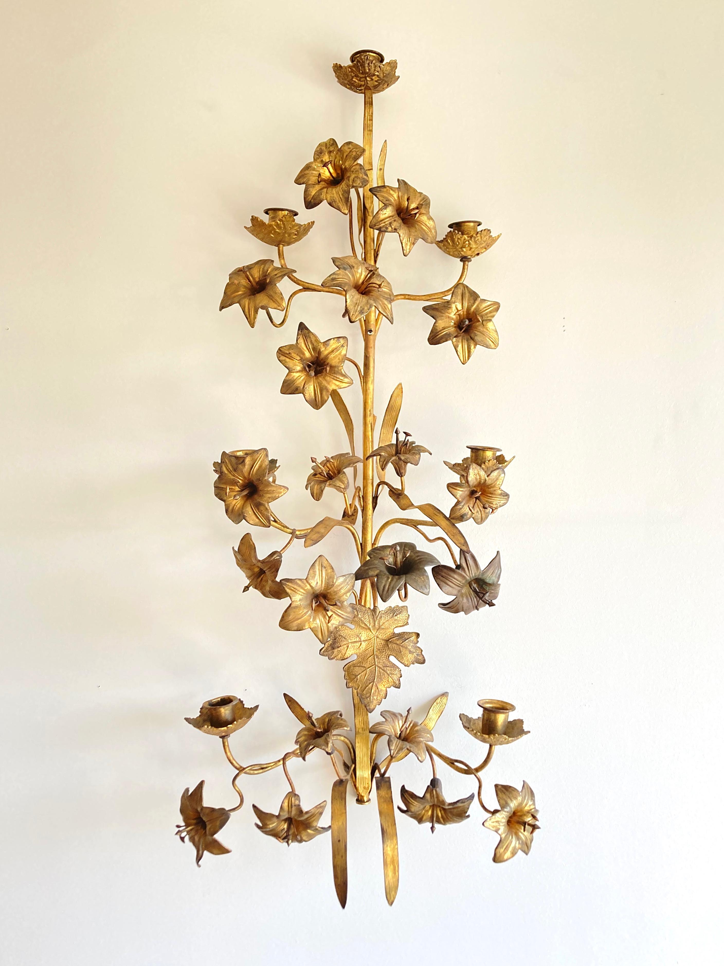 Ein sehr dekorativer, authentischer französischer Wandleuchter der Kirche Napoleon III, auch Ernteleuchter genannt. Dies ist ein ungewöhnliches, großes Wandleuchter-Modell für 7 Kerzen. Sie ist aus Messing und vergoldetem Metall gefertigt und stammt