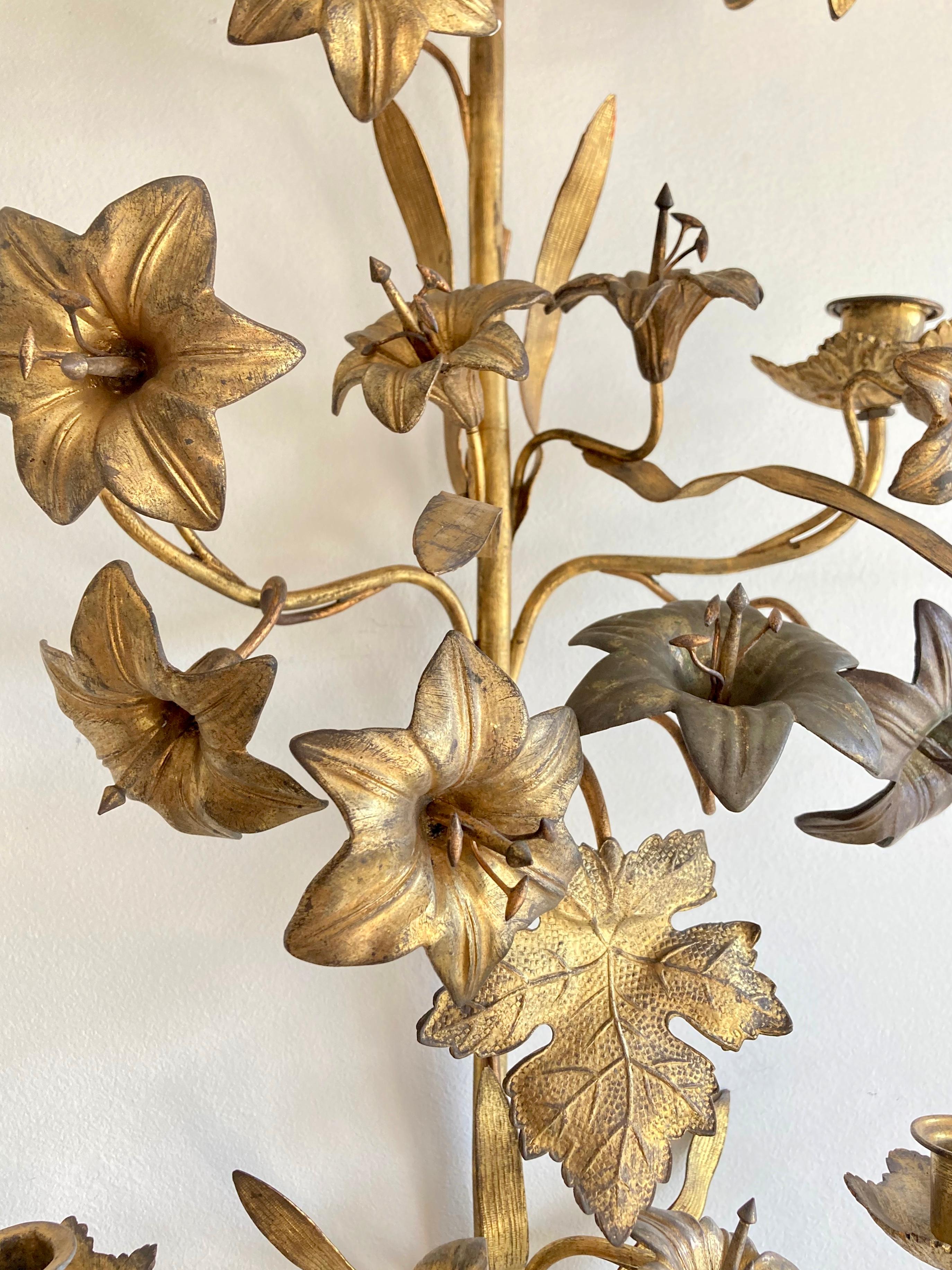 Large Antique 19th Century French Floral Church Wall Sconce in Brass for Candles In Fair Condition For Sale In COLMAR, FR