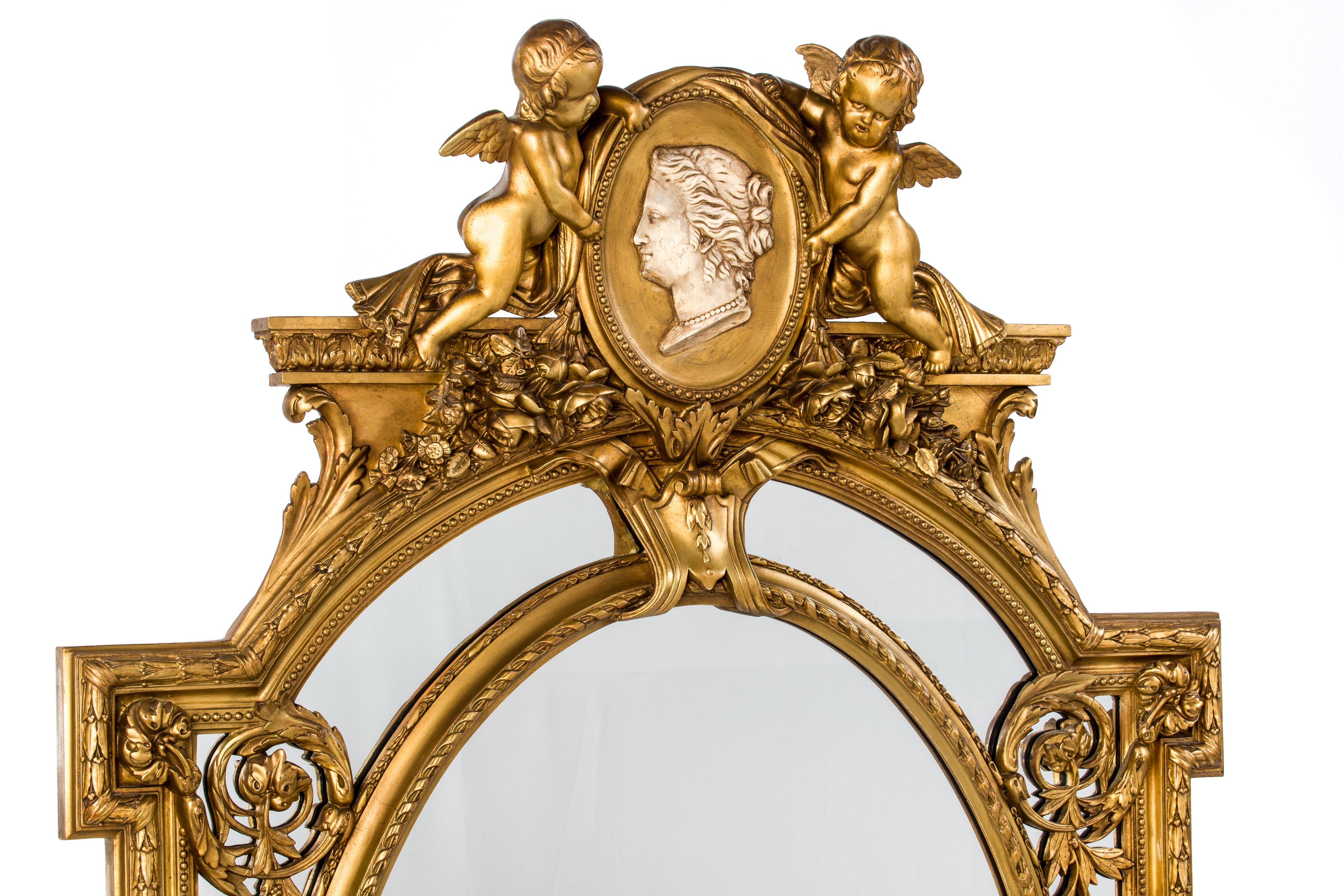 Ce beau miroir à la décoration abondante a été fabriqué en France au milieu du XIXe siècle, vers 1850. Le miroir comporte une plaque centrale ovale flanquée de plaques de miroir plus petites. Ce phénomène est également connu sous le nom de 