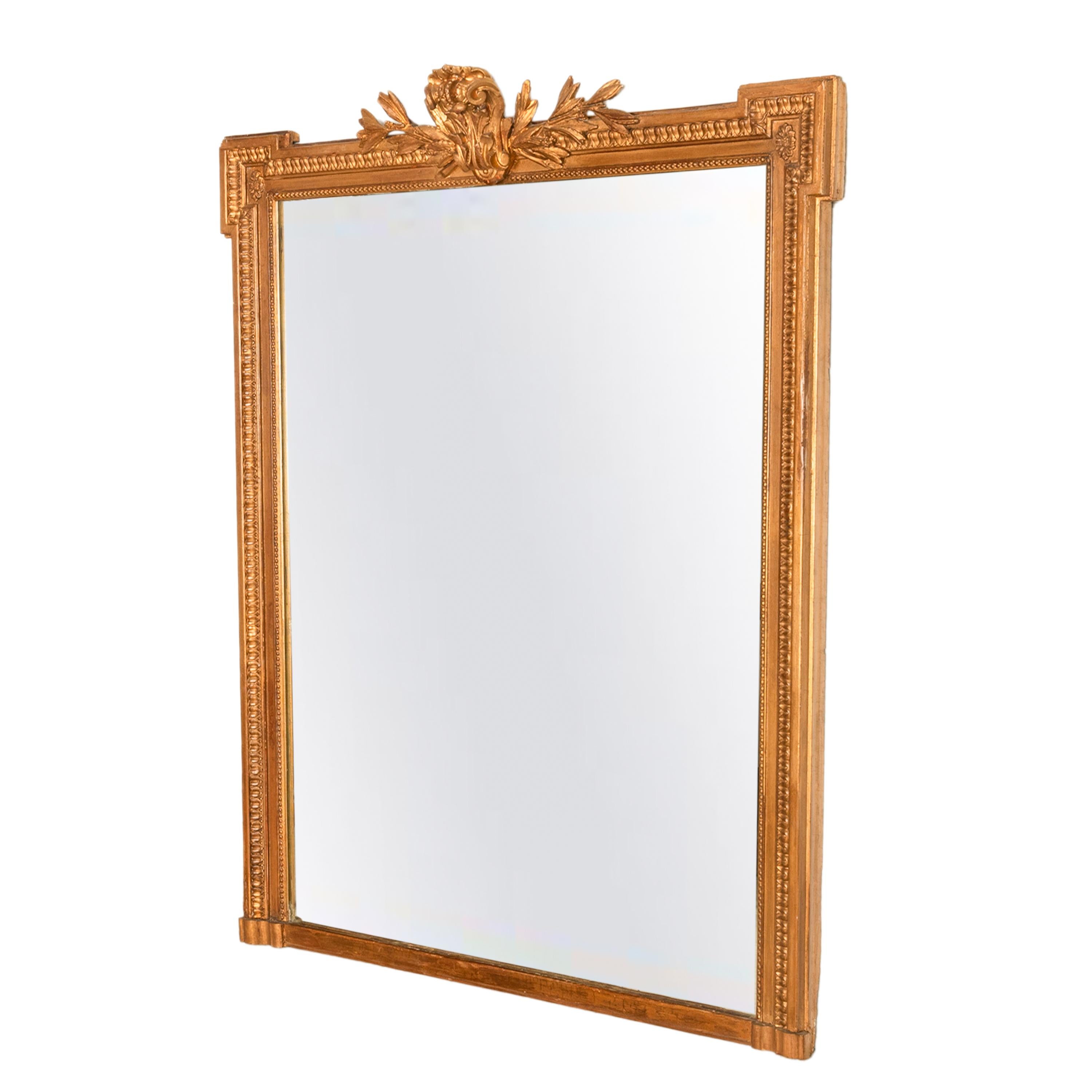 Français Grand miroir mural ancien du 19ème siècle en bois doré de style Louis XVI, 1850. en vente