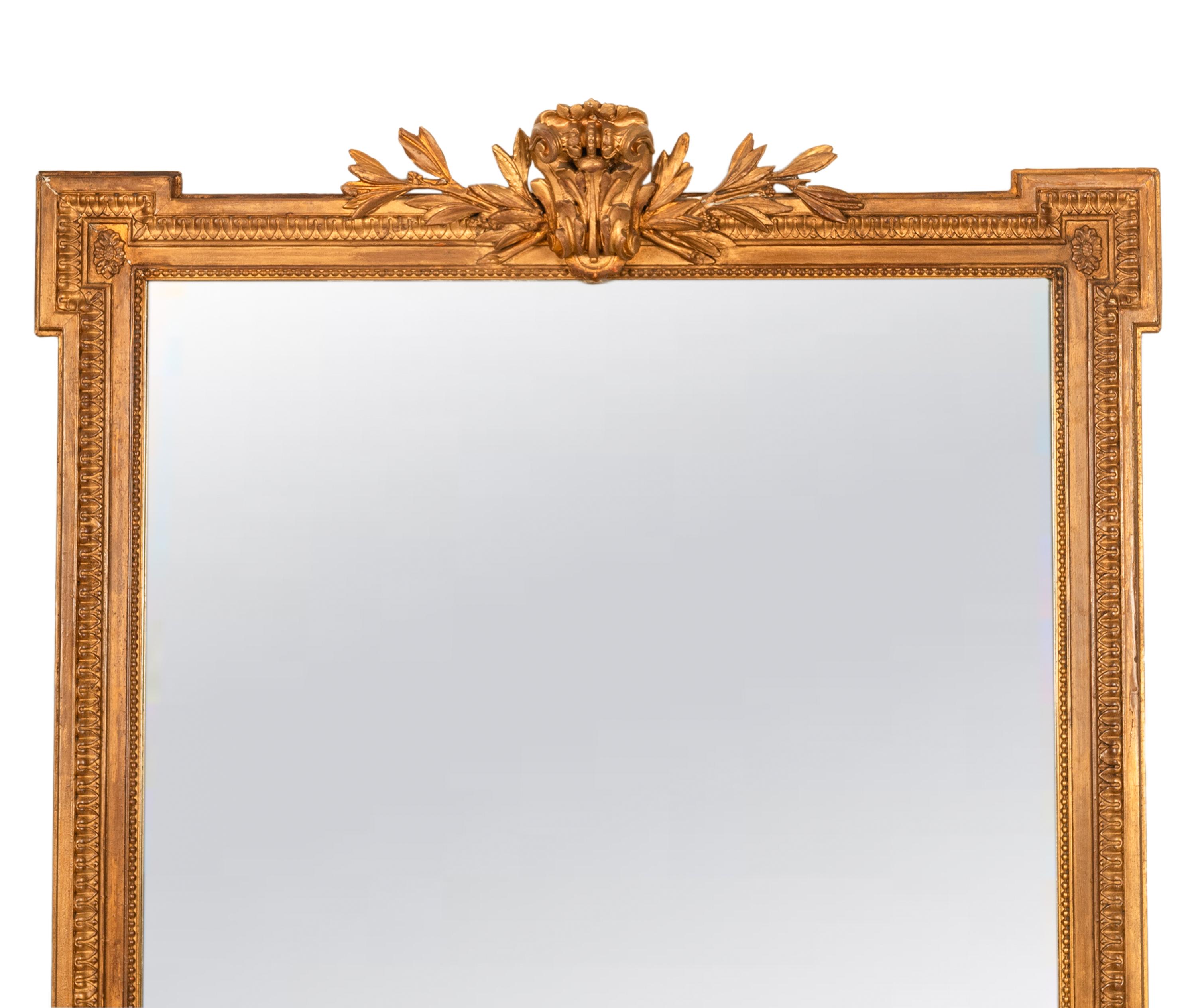 Grand miroir mural ancien du 19ème siècle en bois doré de style Louis XVI, 1850. Bon état - En vente à Portland, OR