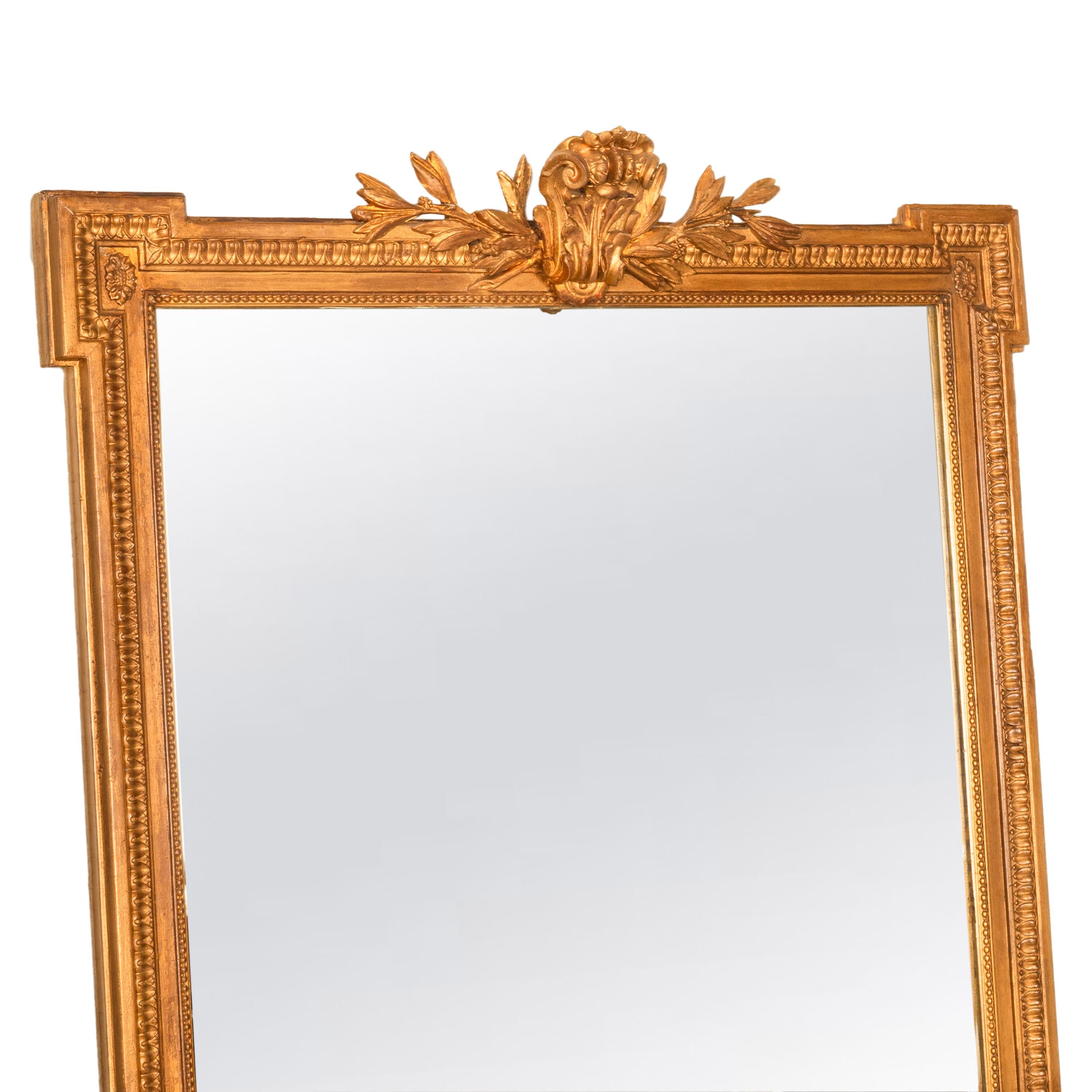 Milieu du XIXe siècle Grand miroir mural ancien du 19ème siècle en bois doré de style Louis XVI, 1850. en vente