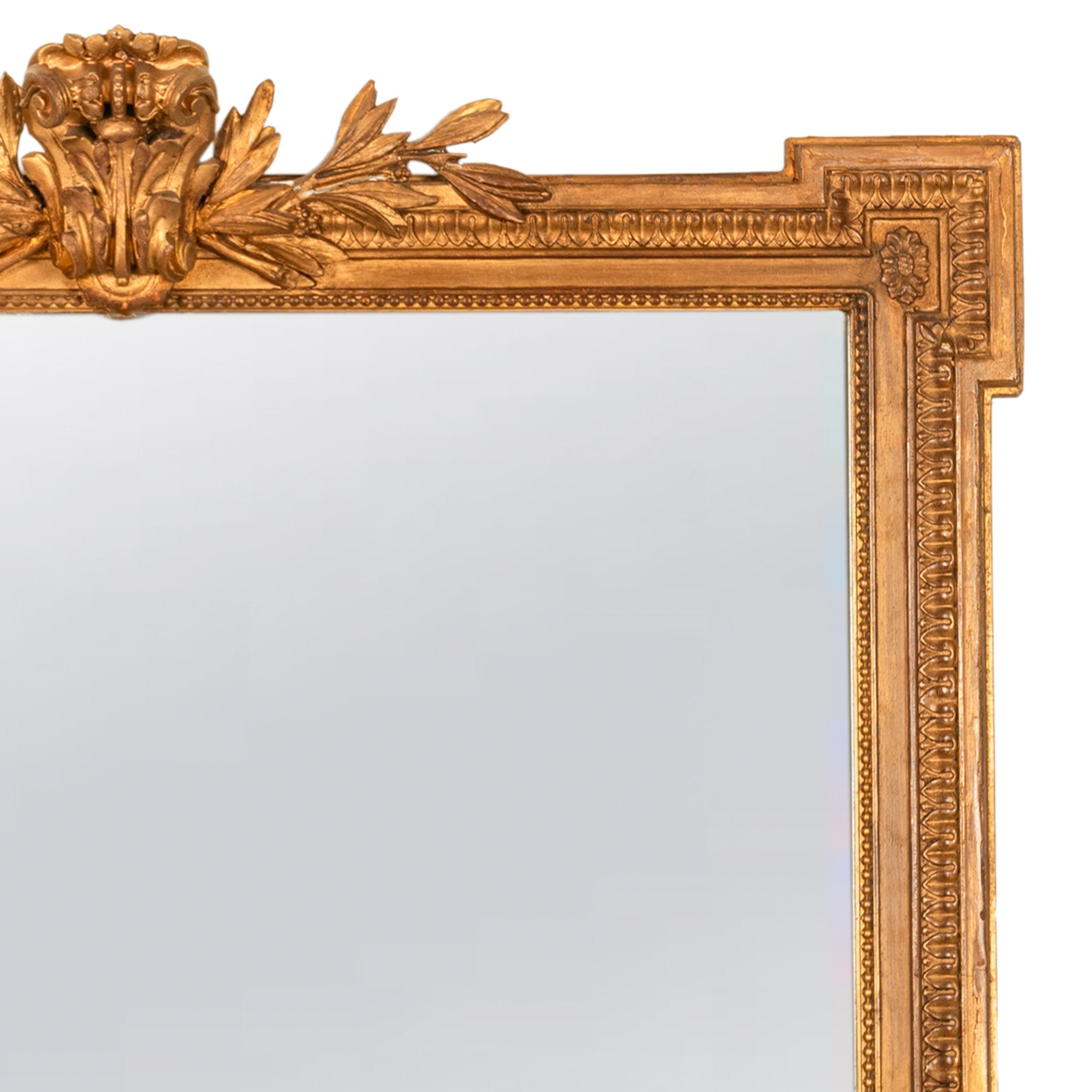 Gesso Grand miroir mural ancien du 19ème siècle en bois doré de style Louis XVI, 1850. en vente