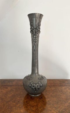 Grand vase ancien en étain de qualité française du 19ème siècle