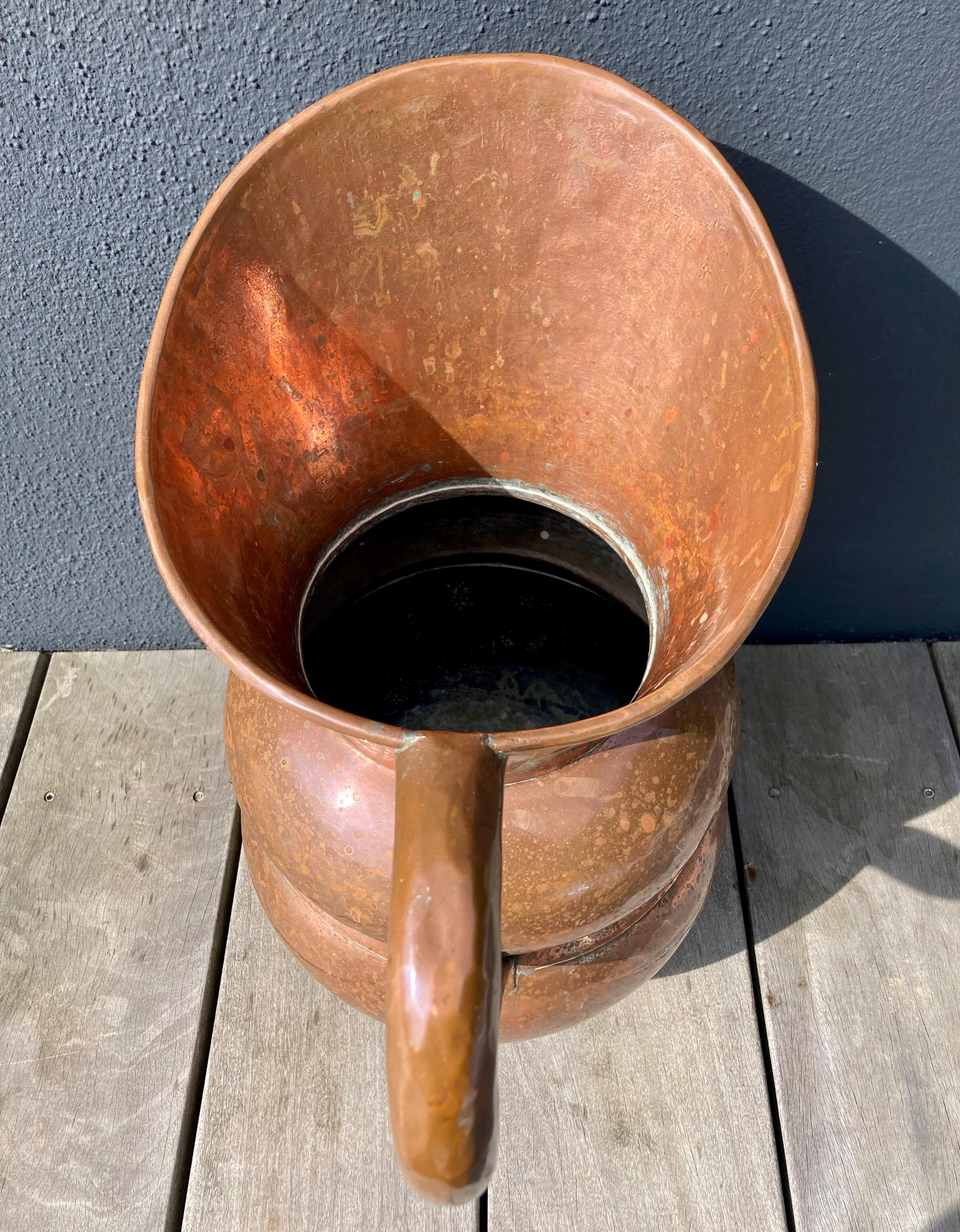 Large Antique 19th Century Hammered French Copper Water Jug with Handle In Good Condition For Sale In COLMAR, FR