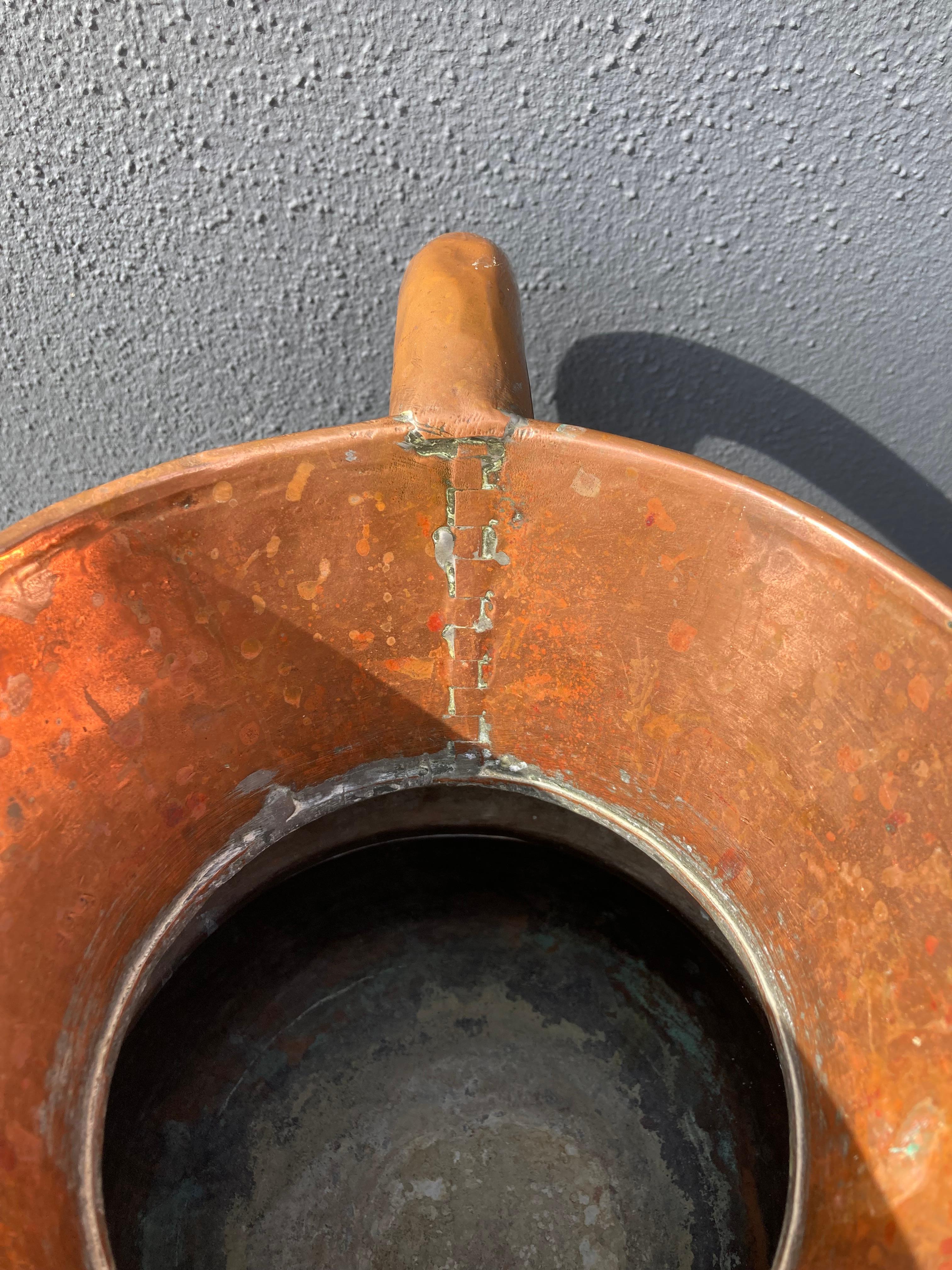 Martelé Grande cruche à eau française en cuivre martelé du 19ème siècle avec poignée en vente