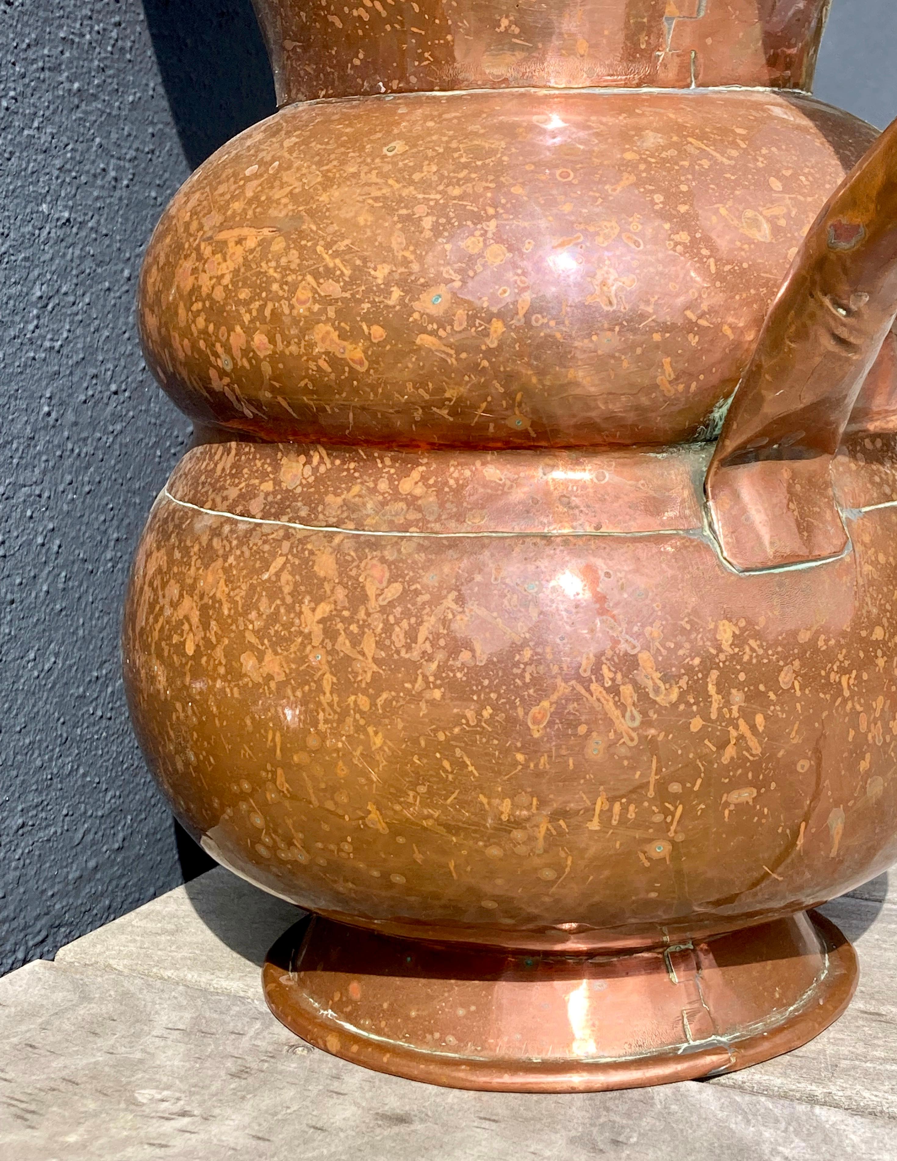 Grande cruche à eau française en cuivre martelé du 19ème siècle avec poignée Bon état - En vente à COLMAR, FR