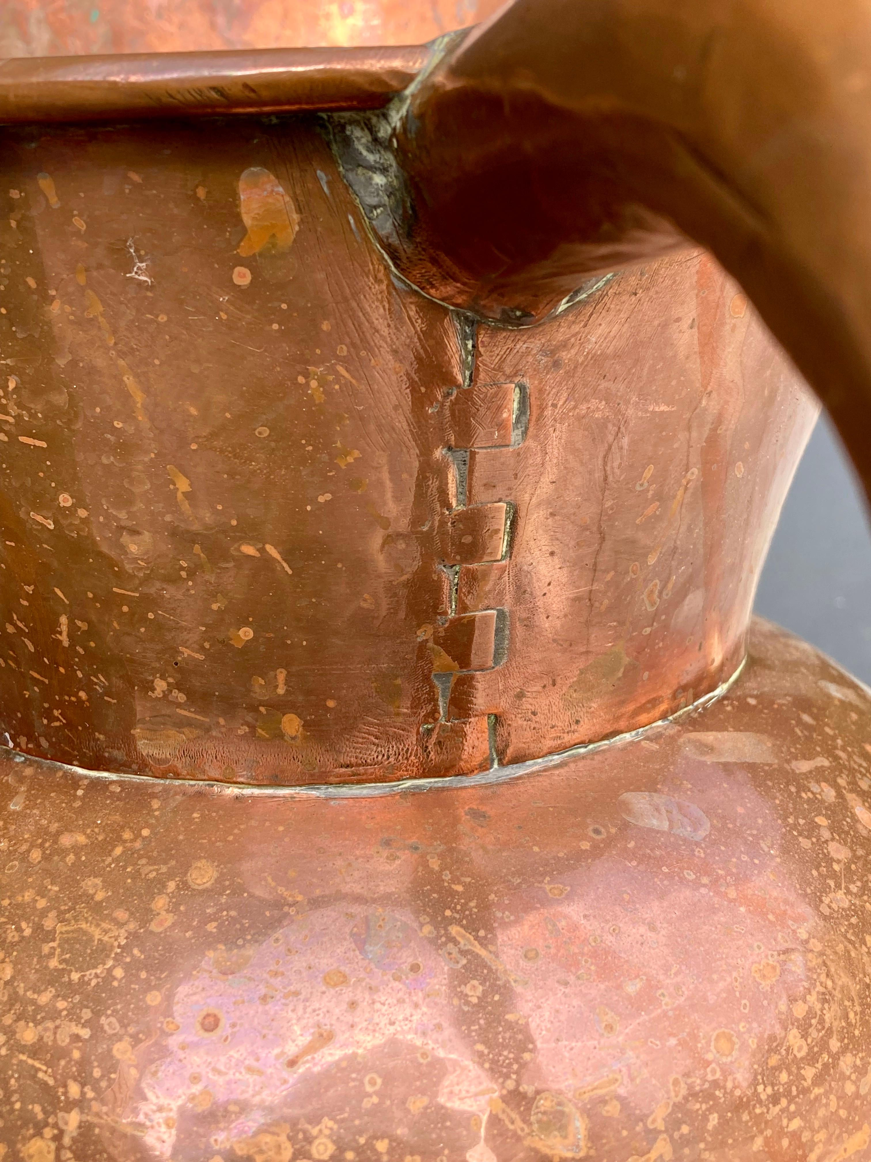 XIXe siècle Grande cruche à eau française en cuivre martelé du 19ème siècle avec poignée en vente