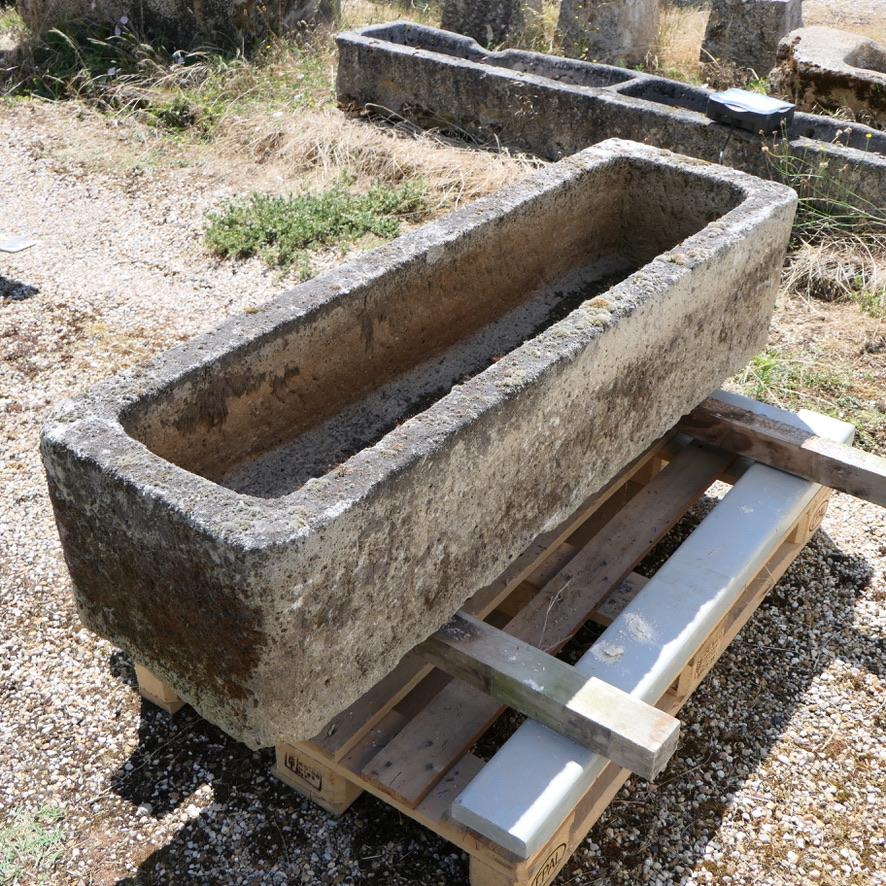 Français Grande auge ou jardinière ancienne en granit du 19e siècle, sculptée à la main en vente