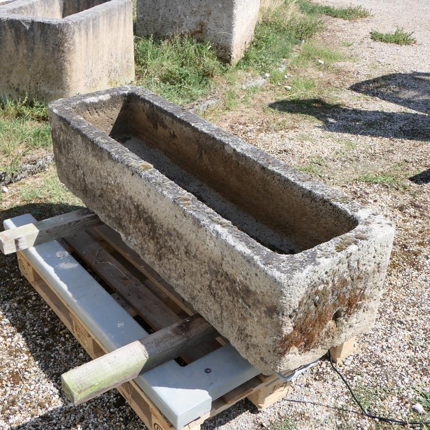 Grande auge ou jardinière ancienne en granit du 19e siècle, sculptée à la main État moyen - En vente à COULLONS, FR