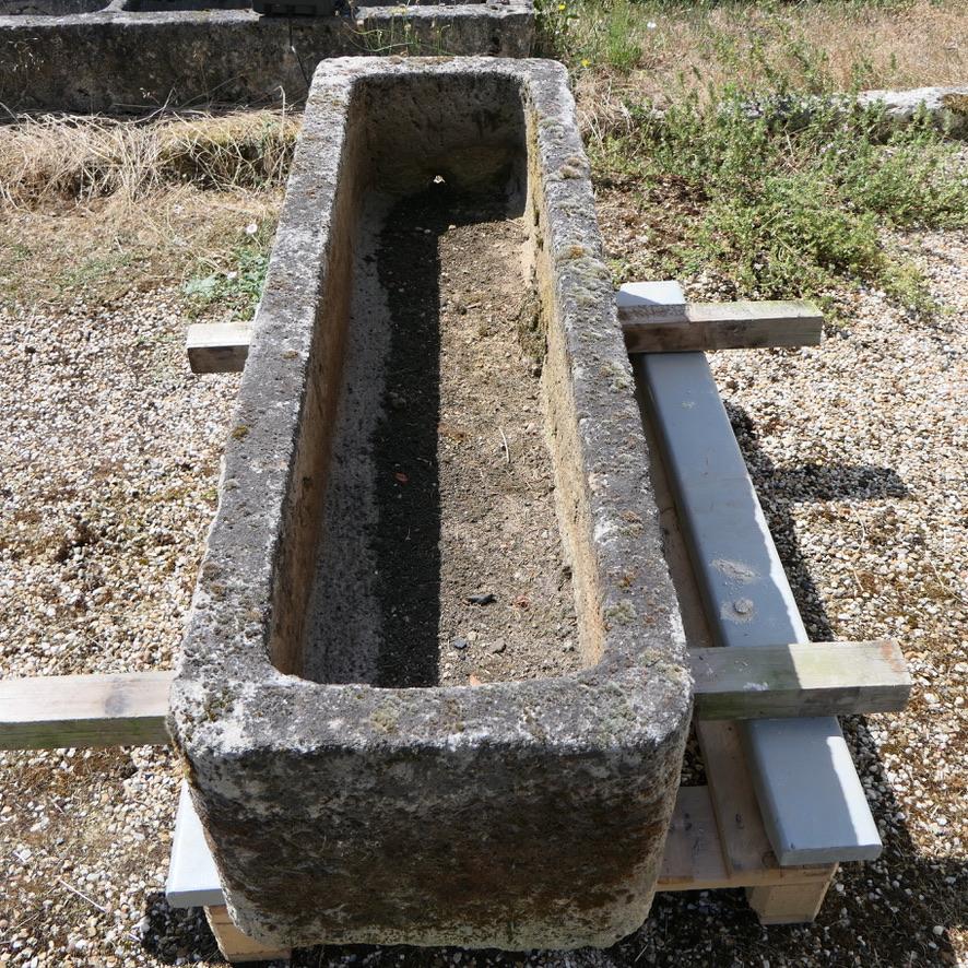Granit Grande auge ou jardinière ancienne en granit du 19e siècle, sculptée à la main en vente