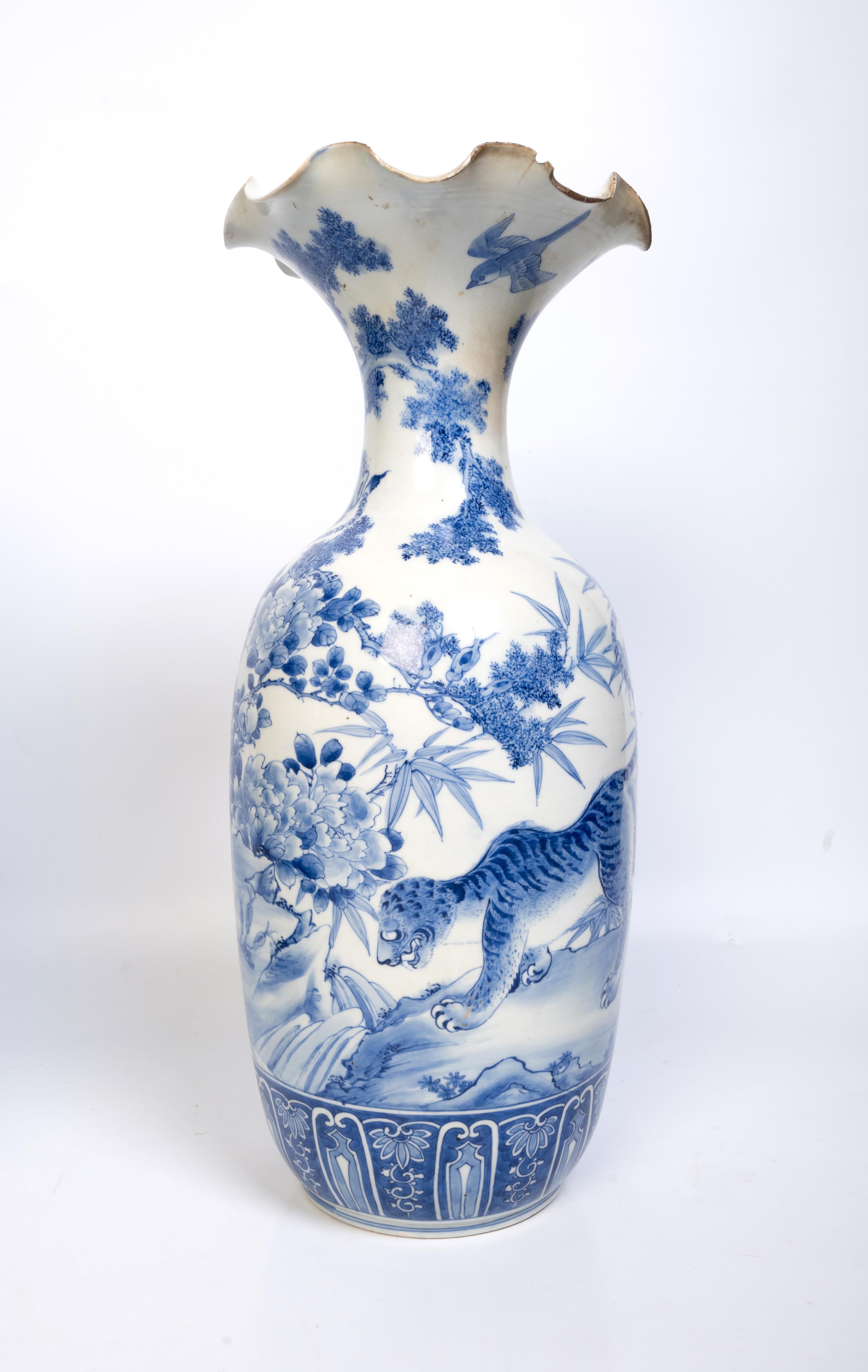 Large Antique 19th Century Japanese Blue and White Scalloped Porcelain Vase In Good Condition For Sale In London, GB