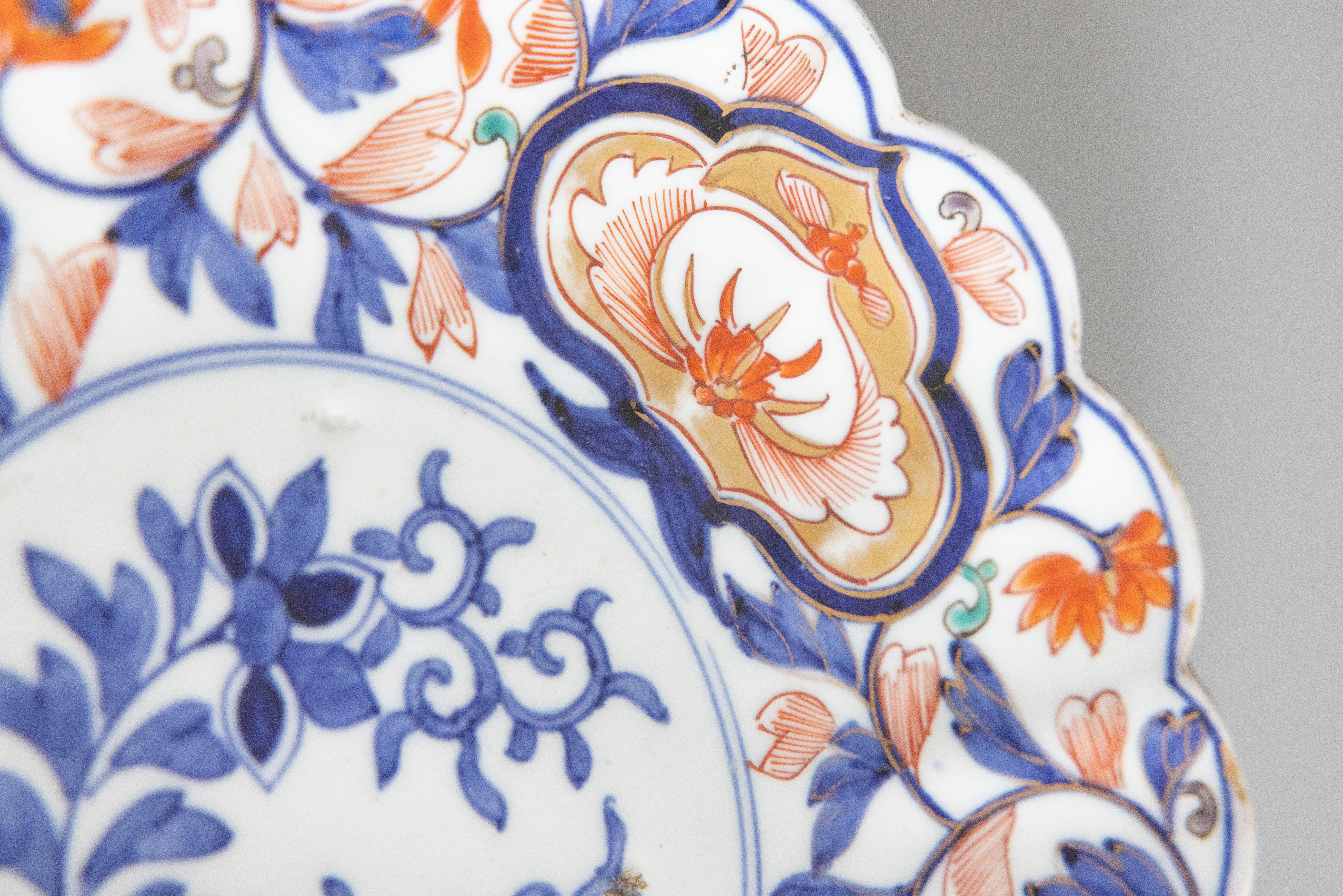 Cuit Grande assiette japonaise festonnée Imari ancienne du 19e siècle en vente