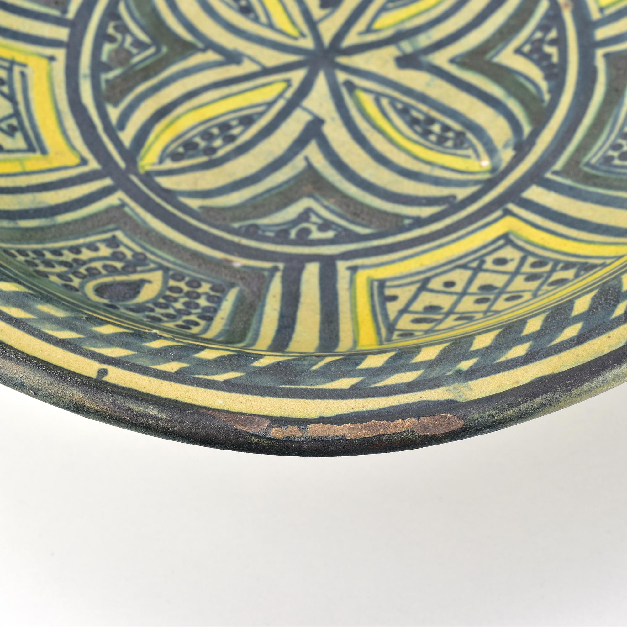 Large Antique 19th Century Moroccan Polychrome Footed Ceramic Bowl from Fez In Good Condition For Sale In Bad Säckingen, DE