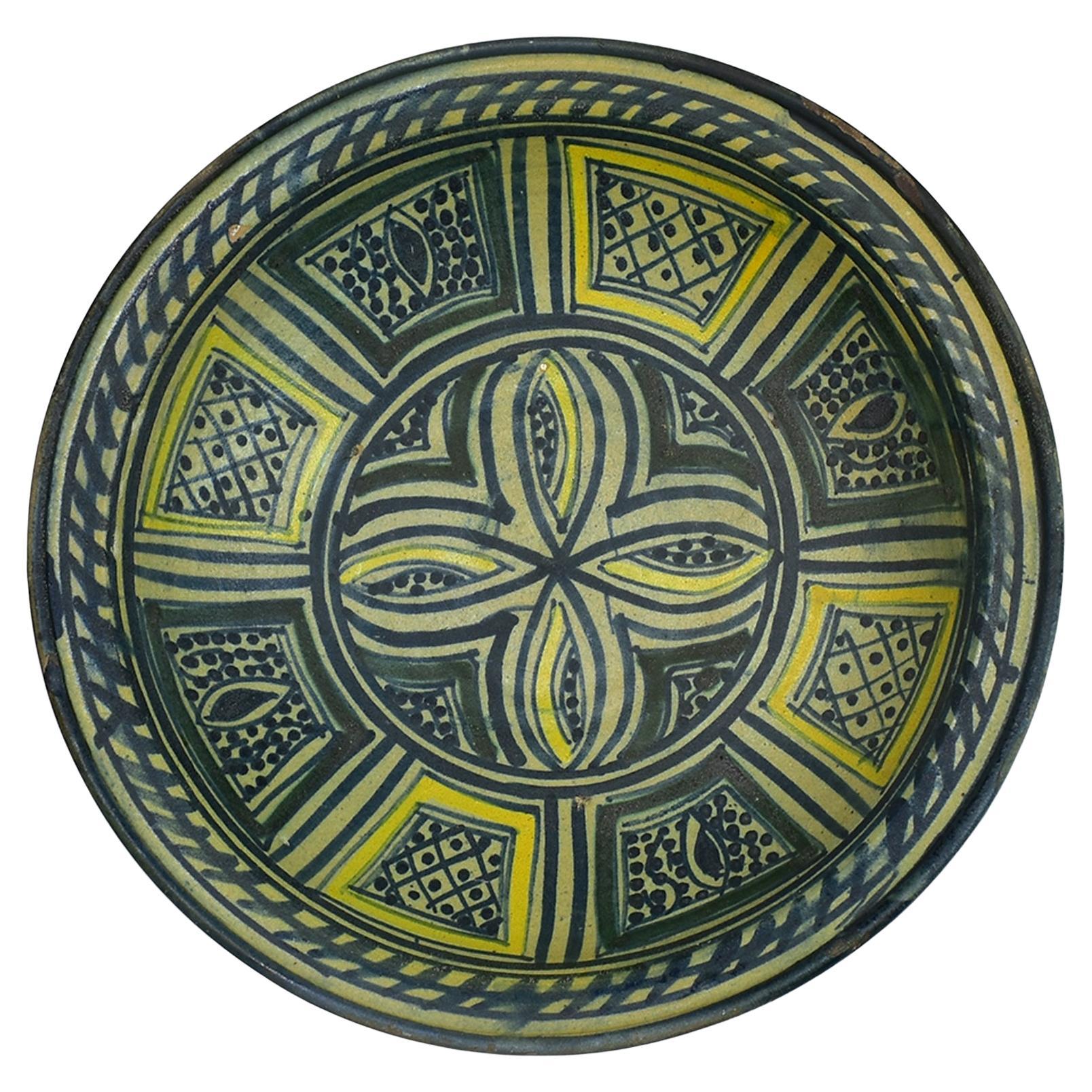 Grand bol marocain ancien du 19ème siècle en céramique polychrome sur pied de Fez