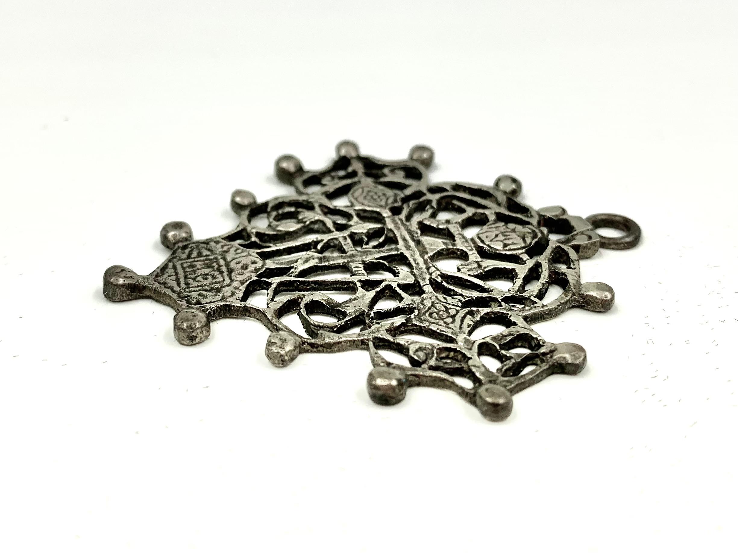 Gran cruz de plata reticulada rusa ornamentada de los Viejos Creyentes del siglo XIX en venta 4