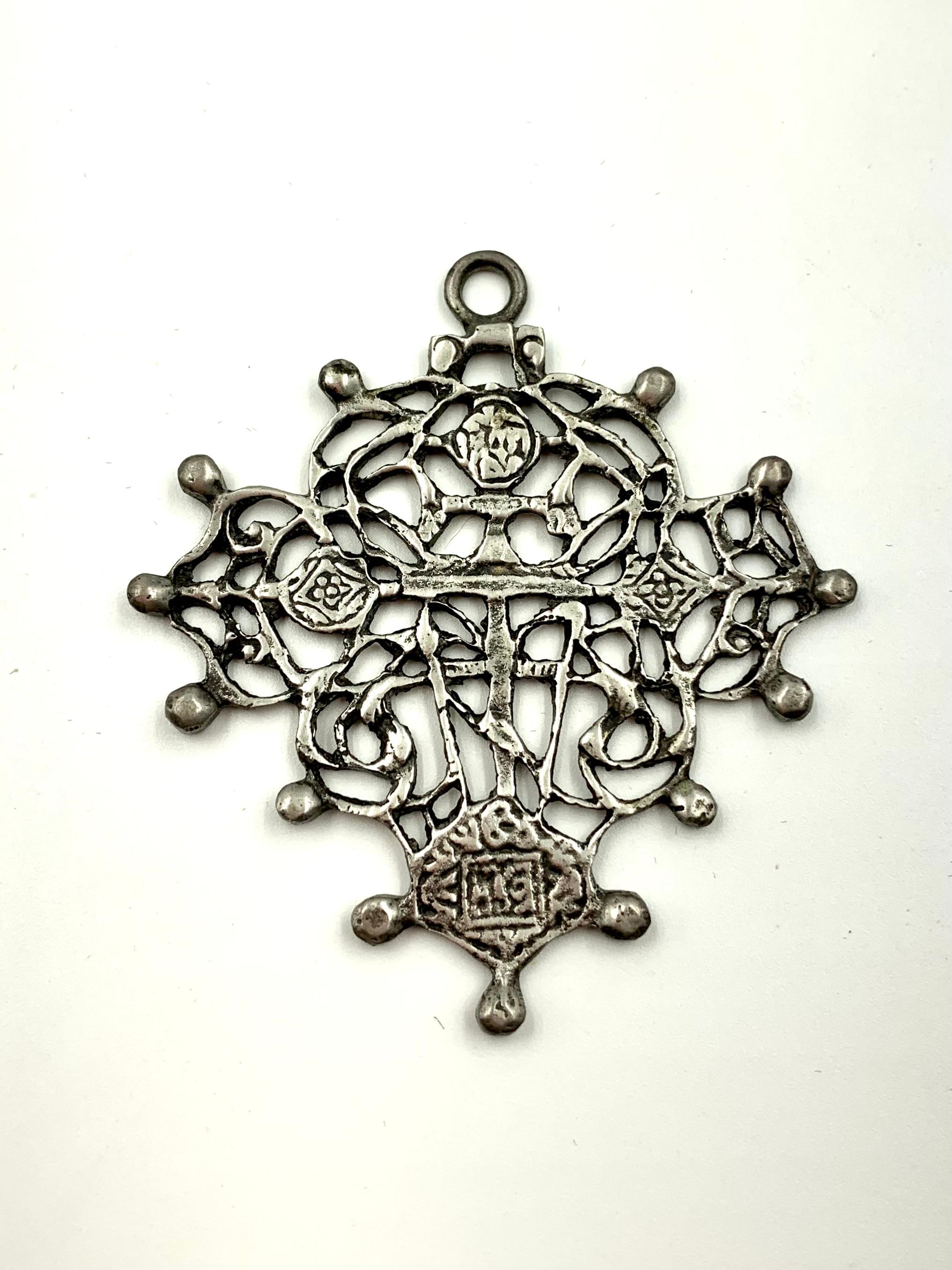 Gran cruz de plata reticulada rusa ornamentada de los Viejos Creyentes del siglo XIX en venta 5