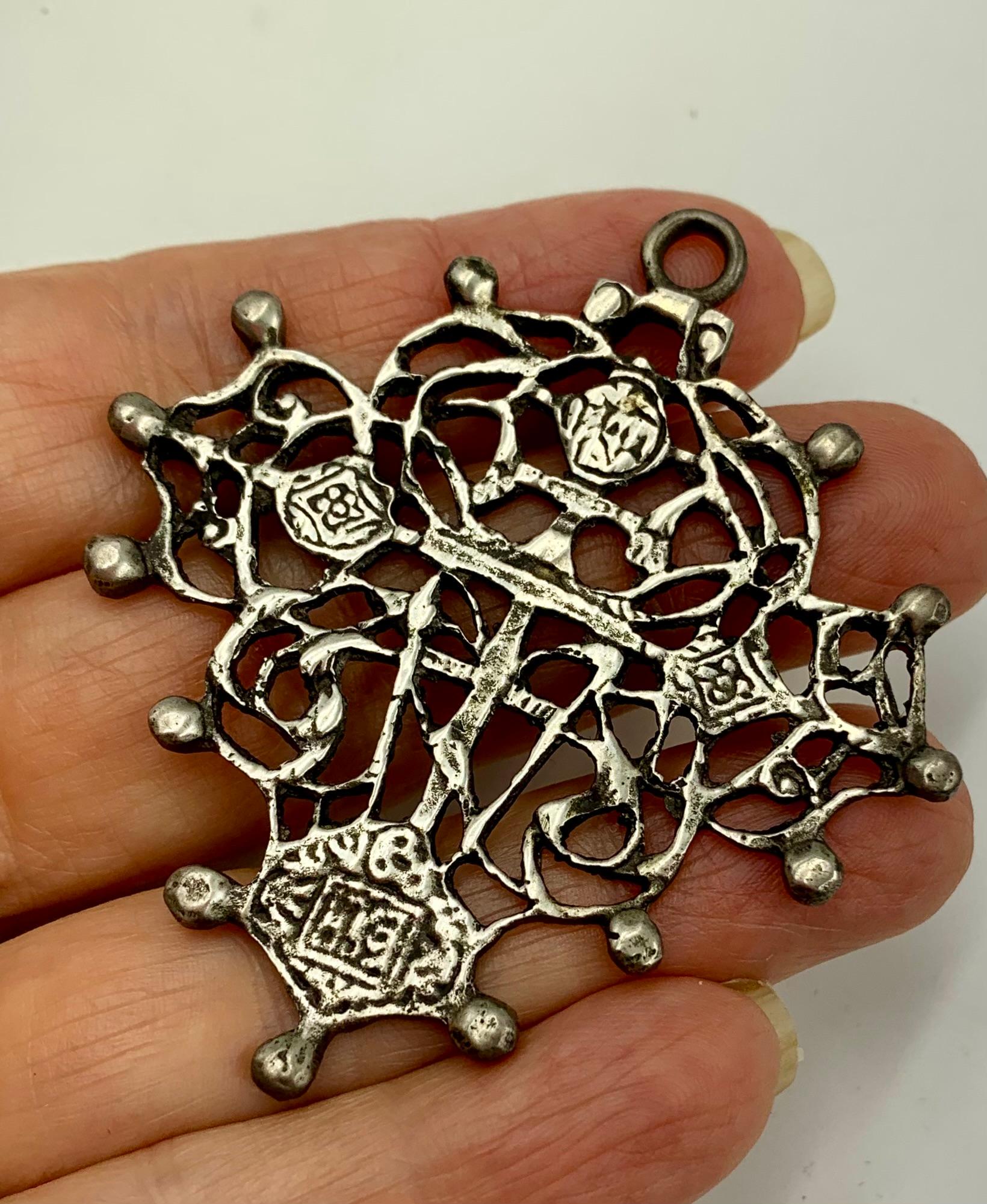 Gran cruz de plata reticulada rusa ornamentada de los Viejos Creyentes del siglo XIX en venta 7