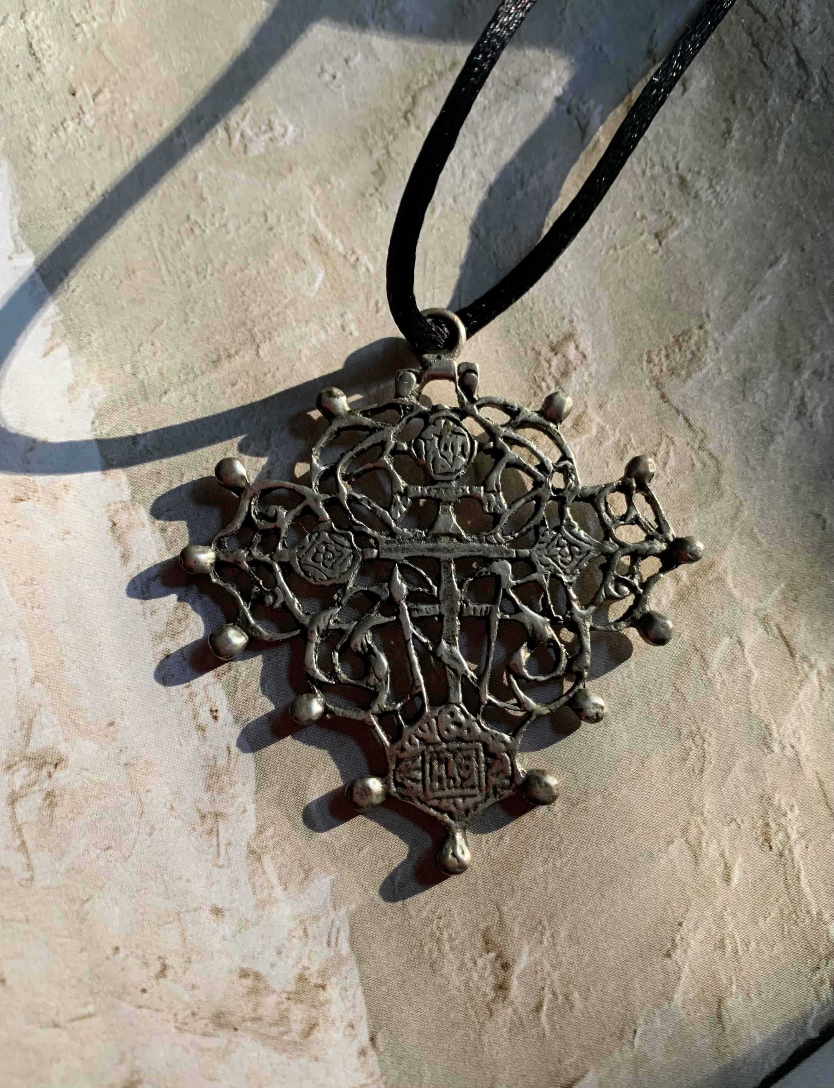 Gran cruz de plata reticulada rusa ornamentada de los Viejos Creyentes del siglo XIX en venta 8