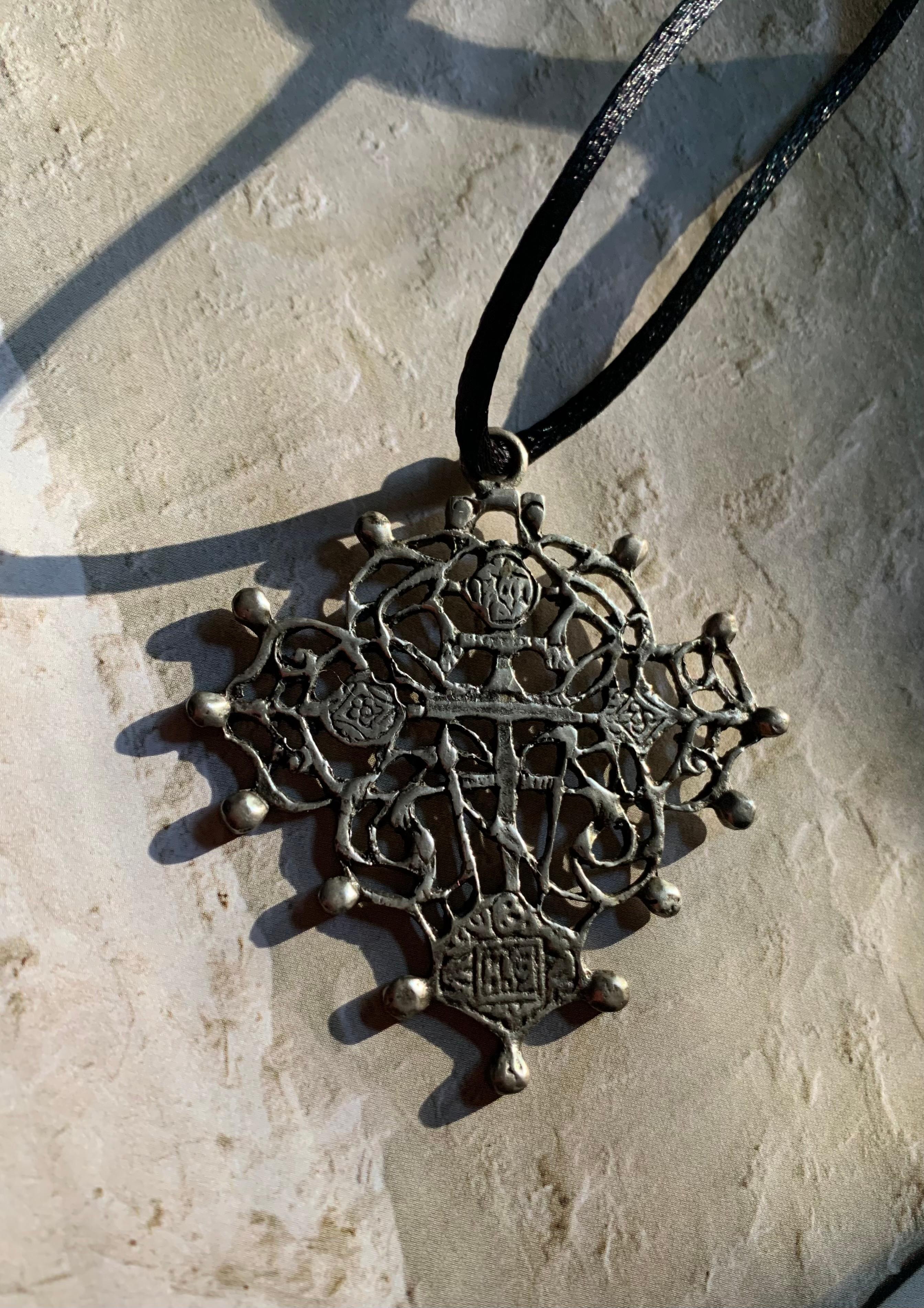 Gran cruz de plata reticulada de los Viejos Creyentes rusos del siglo XIX, muy detallada.
Finamente forjado a mano con una hermosa pátina por haber sido manipulado con amor y devoción.
La parte superior y la base del crucifijo están decoradas con