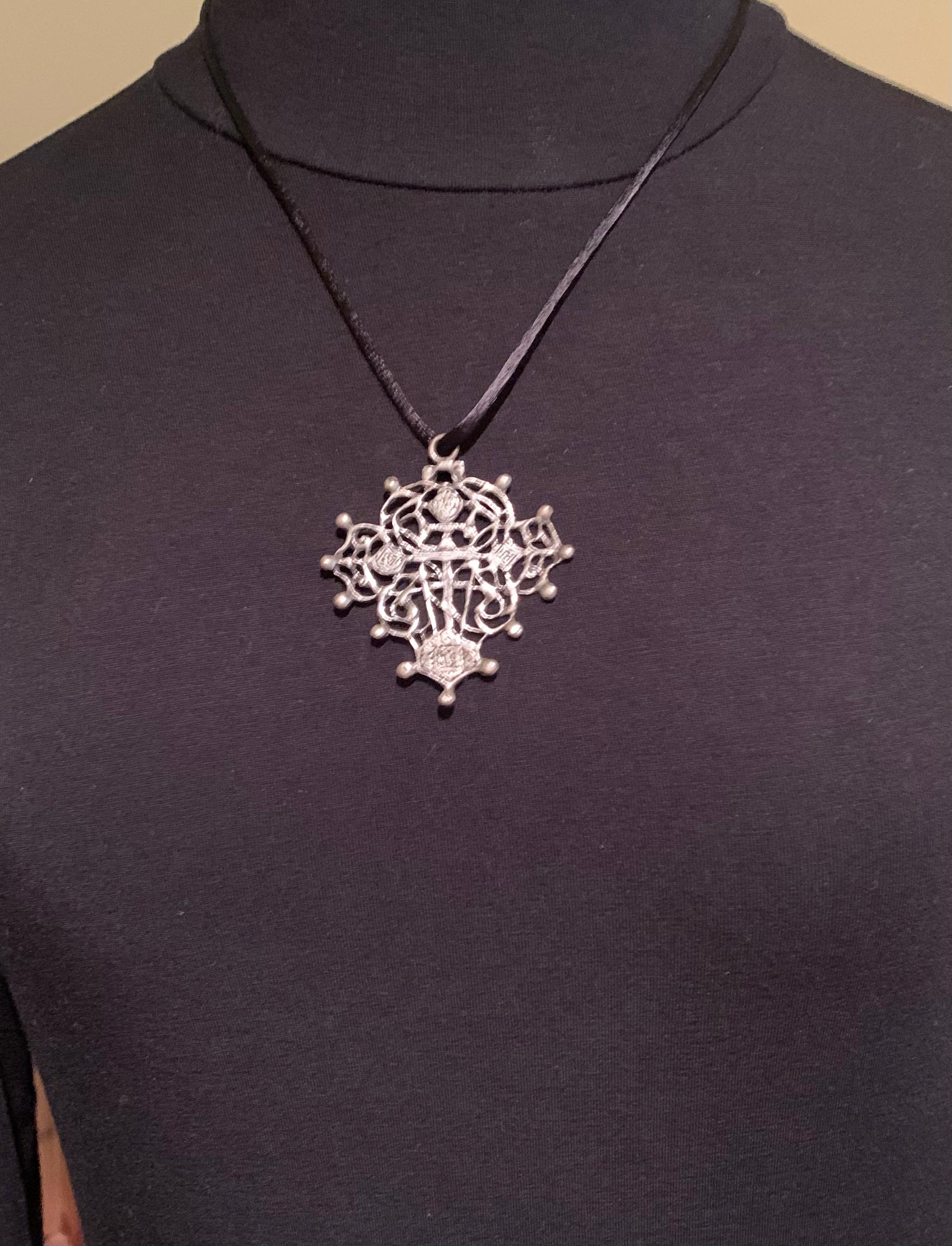 Gran cruz de plata reticulada rusa ornamentada de los Viejos Creyentes del siglo XIX Ruso en venta