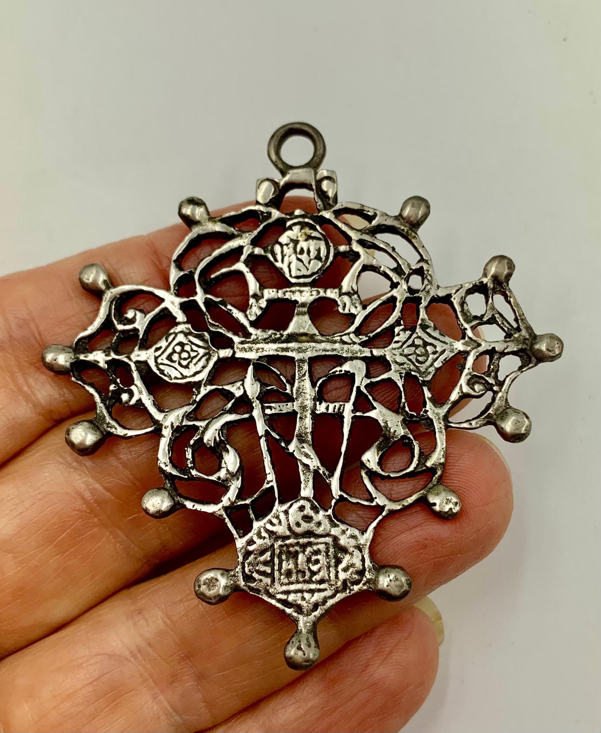 Gran cruz de plata reticulada rusa ornamentada de los Viejos Creyentes del siglo XIX Hecho a mano en venta