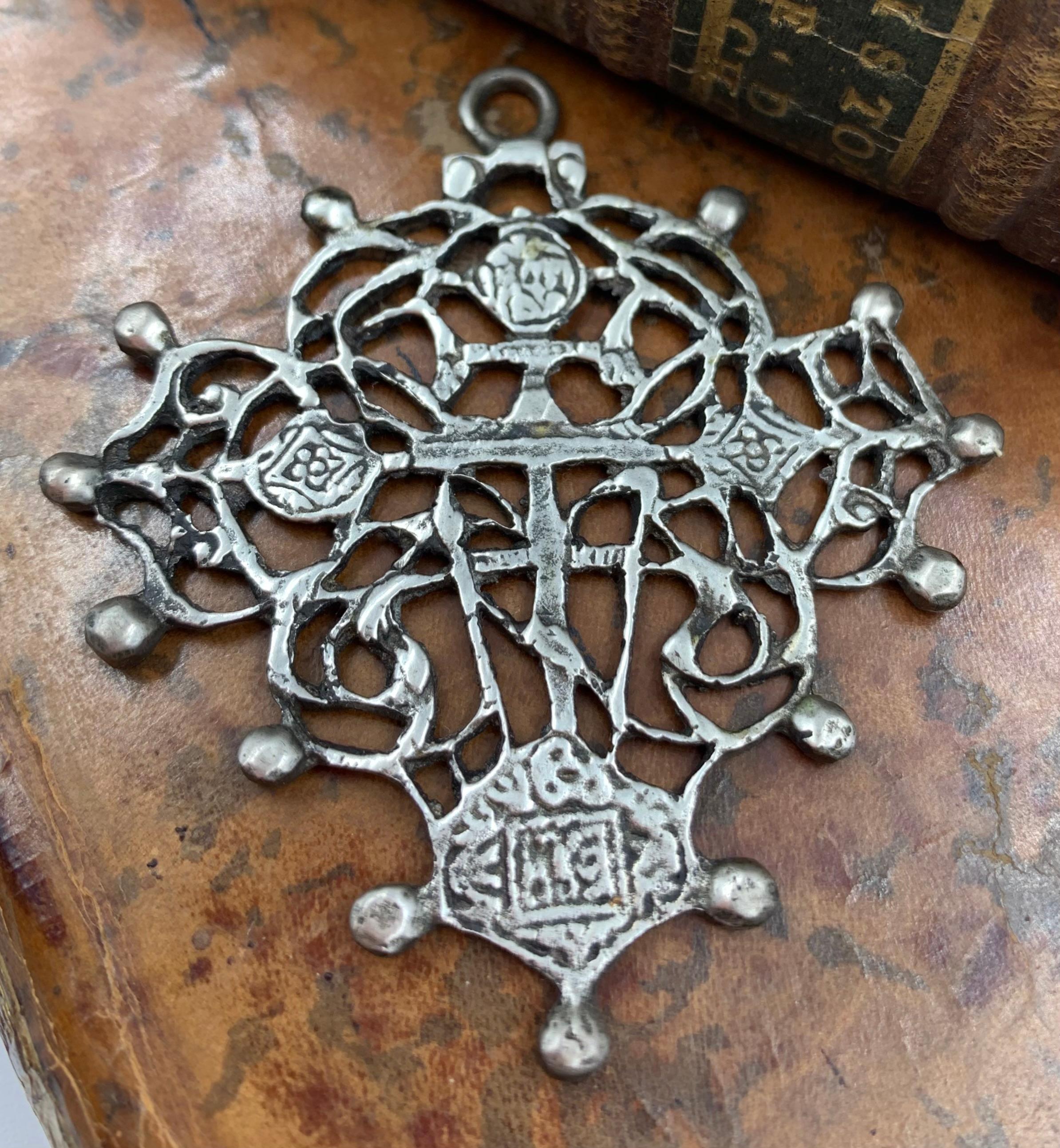Gran cruz de plata reticulada rusa ornamentada de los Viejos Creyentes del siglo XIX en Bueno estado para la venta en New York, NY