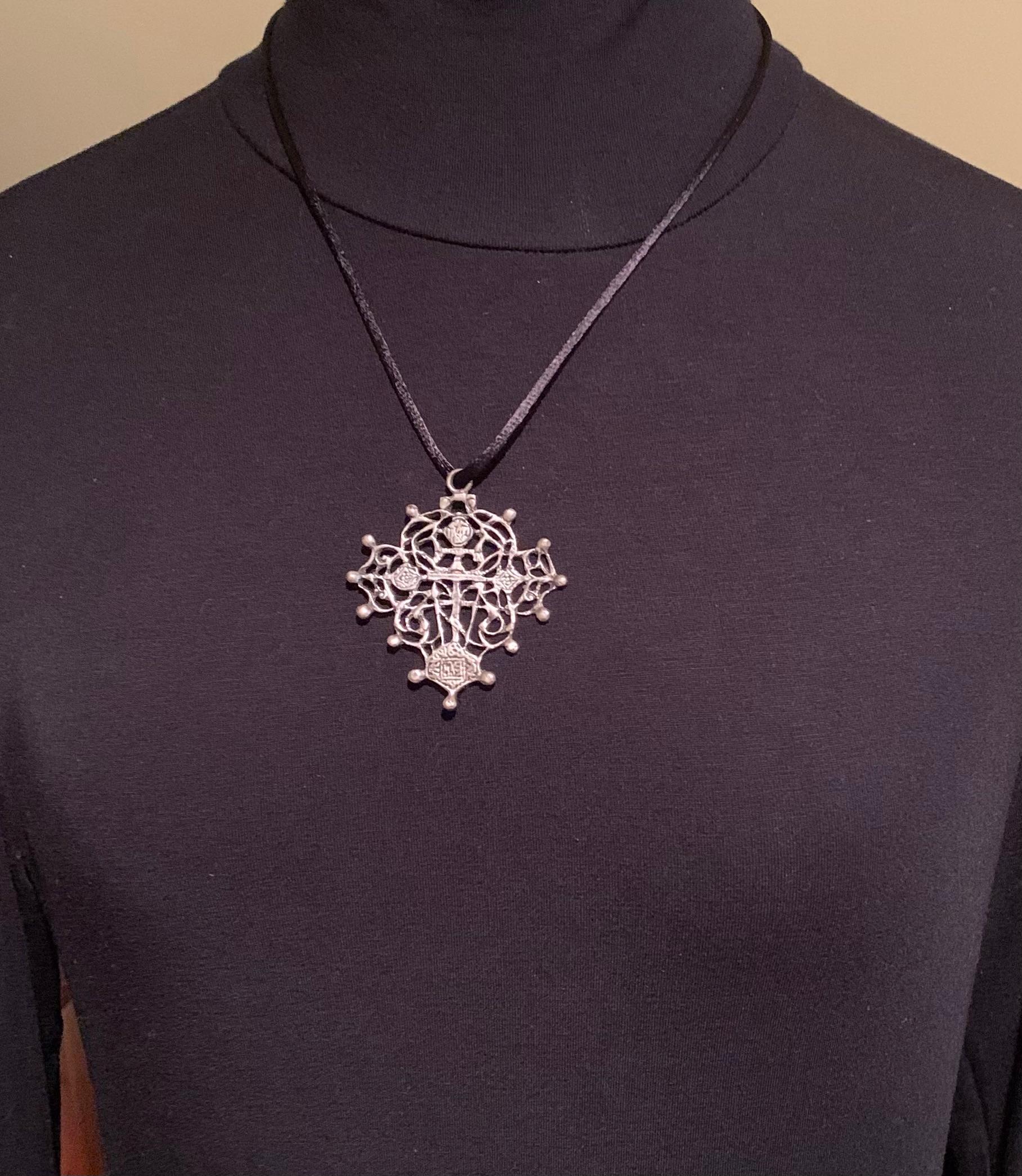 Gran cruz de plata reticulada rusa ornamentada de los Viejos Creyentes del siglo XIX en venta 1