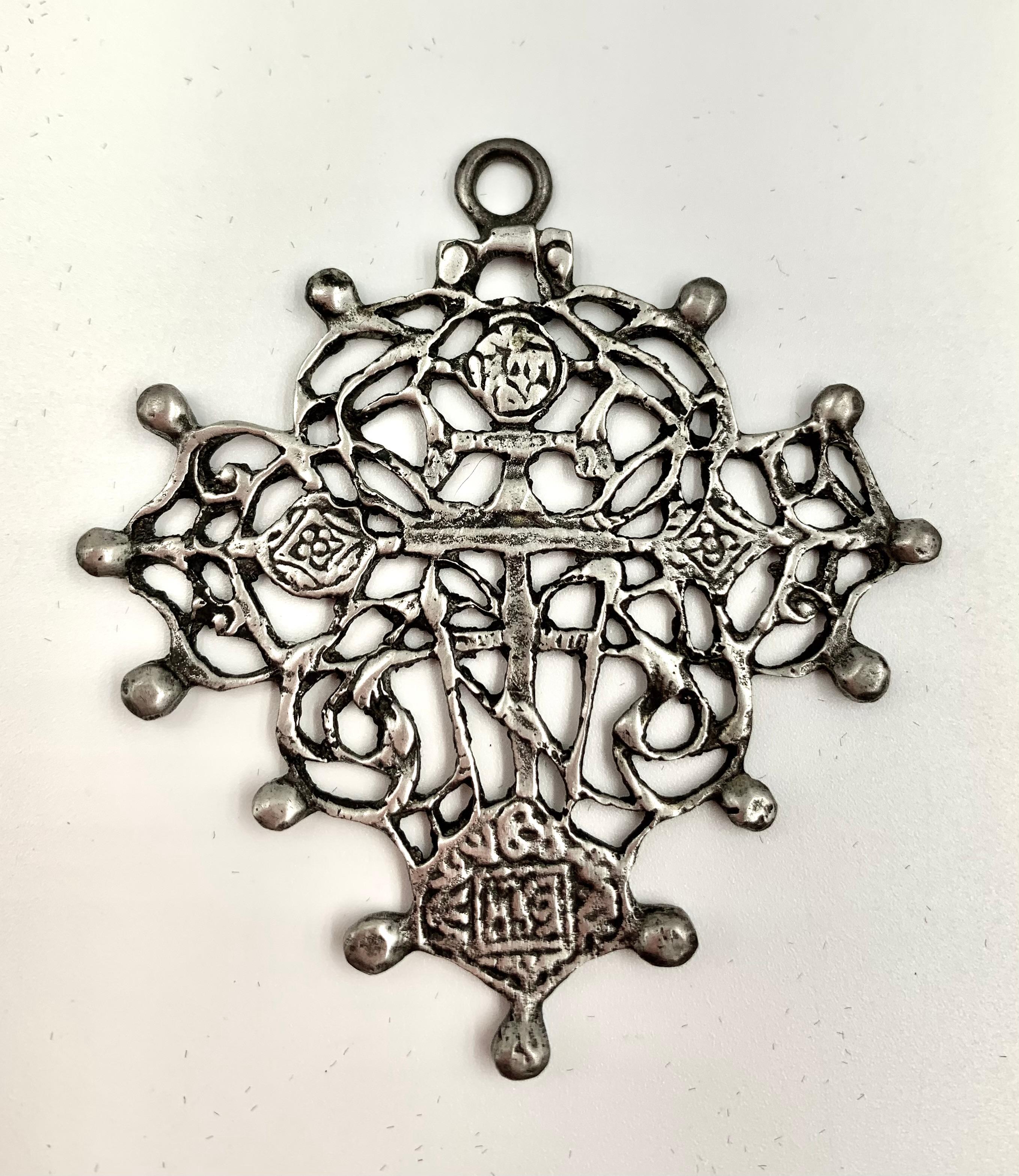 Gran cruz de plata reticulada rusa ornamentada de los Viejos Creyentes del siglo XIX en venta 2
