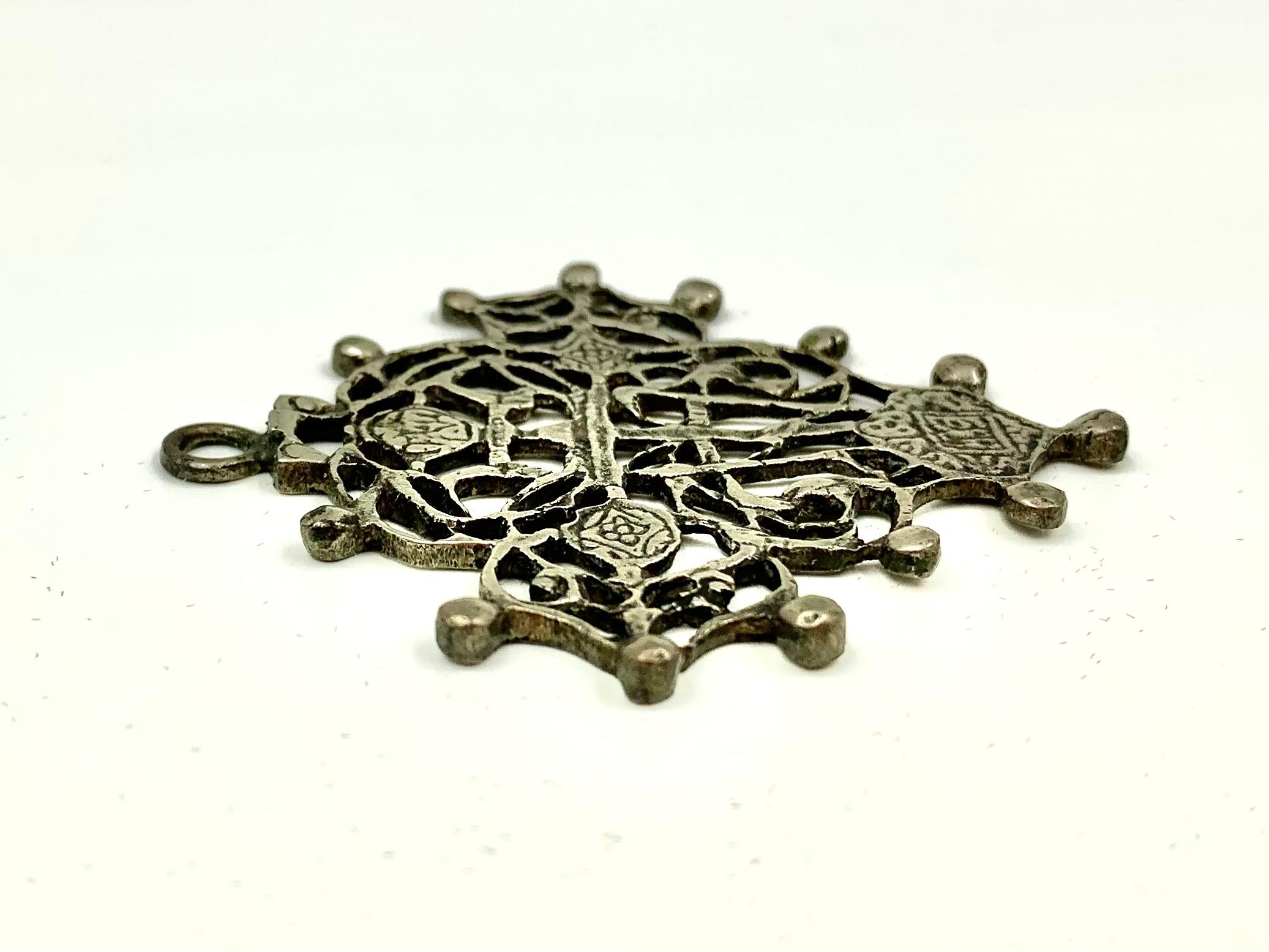 Gran cruz de plata reticulada rusa ornamentada de los Viejos Creyentes del siglo XIX en venta 3