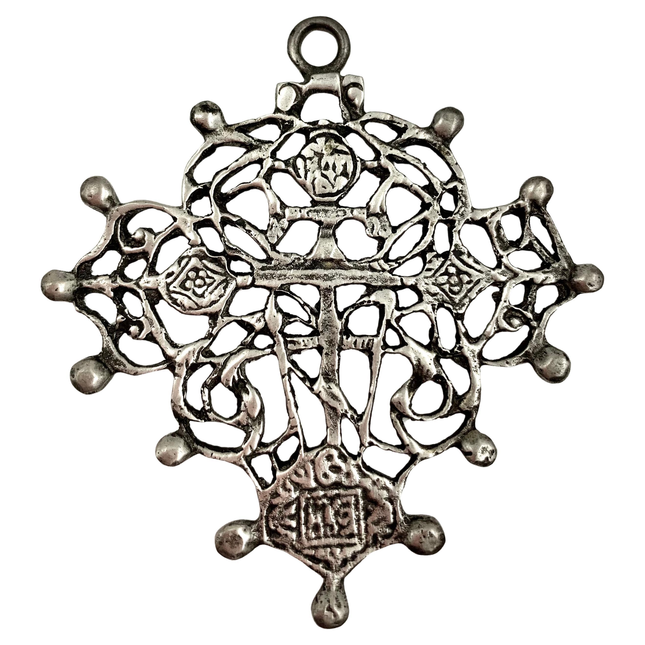 Gran cruz de plata reticulada rusa ornamentada de los Viejos Creyentes del siglo XIX en venta