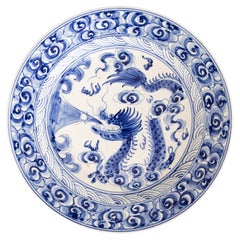 Grande assiette ancienne du 19e siècle de la dynastie chinoise Qing, bleu et blanc, à décor de dragon
