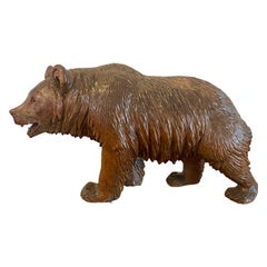 Grand ours ancien du 19e siècle sculpté de qualité dans la Black Forest