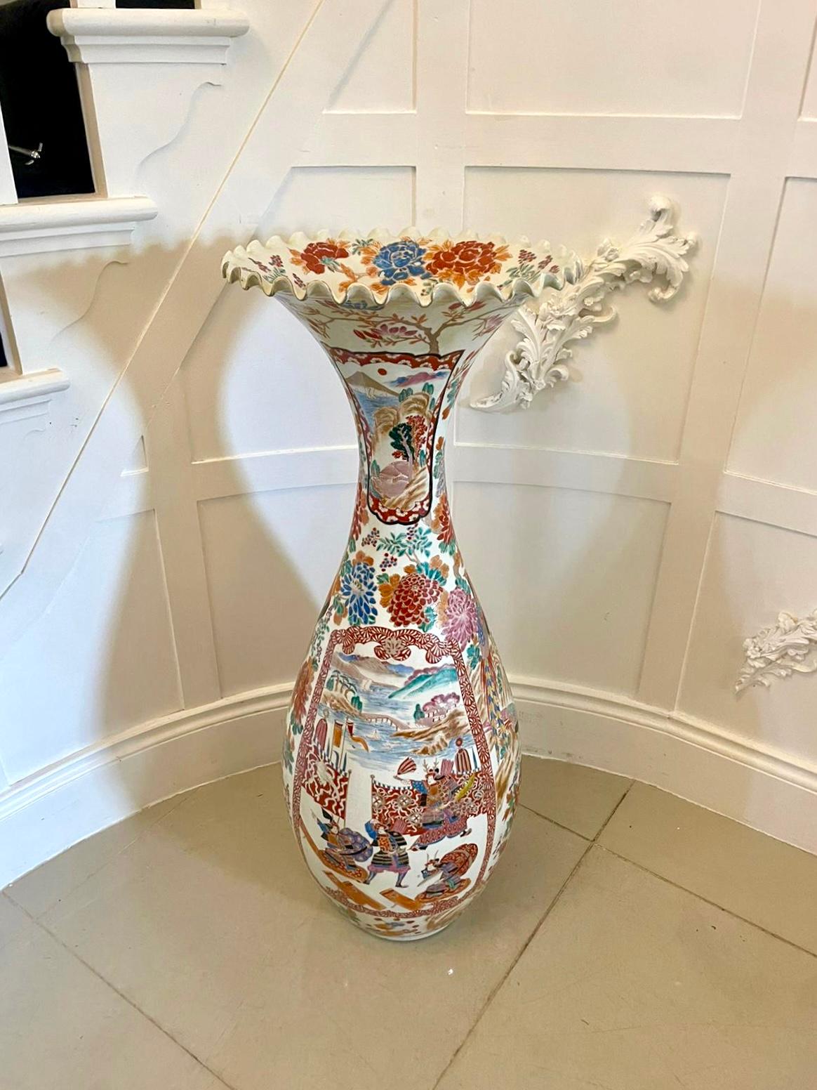 Grande vaso antico da terra Imari giapponese di qualità del XIX secolo in vendita 11