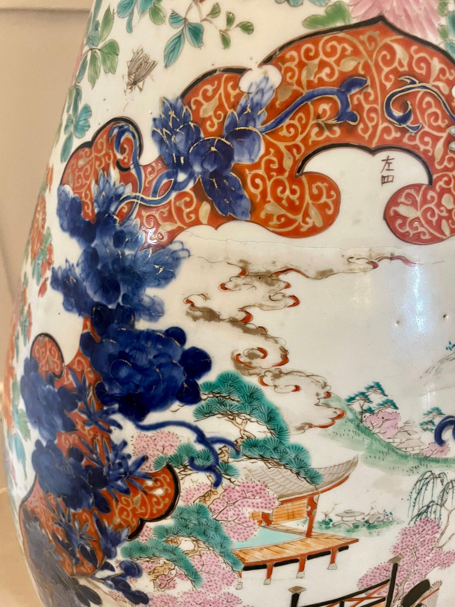 Grande vaso antico da terra Imari giapponese di qualità del XIX secolo in vendita 1