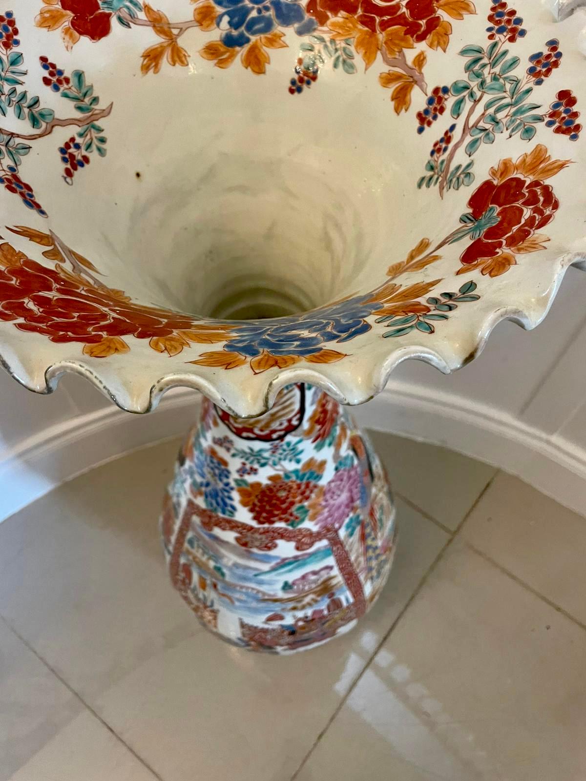 Grande vaso antico da terra Imari giapponese di qualità del XIX secolo in vendita 1