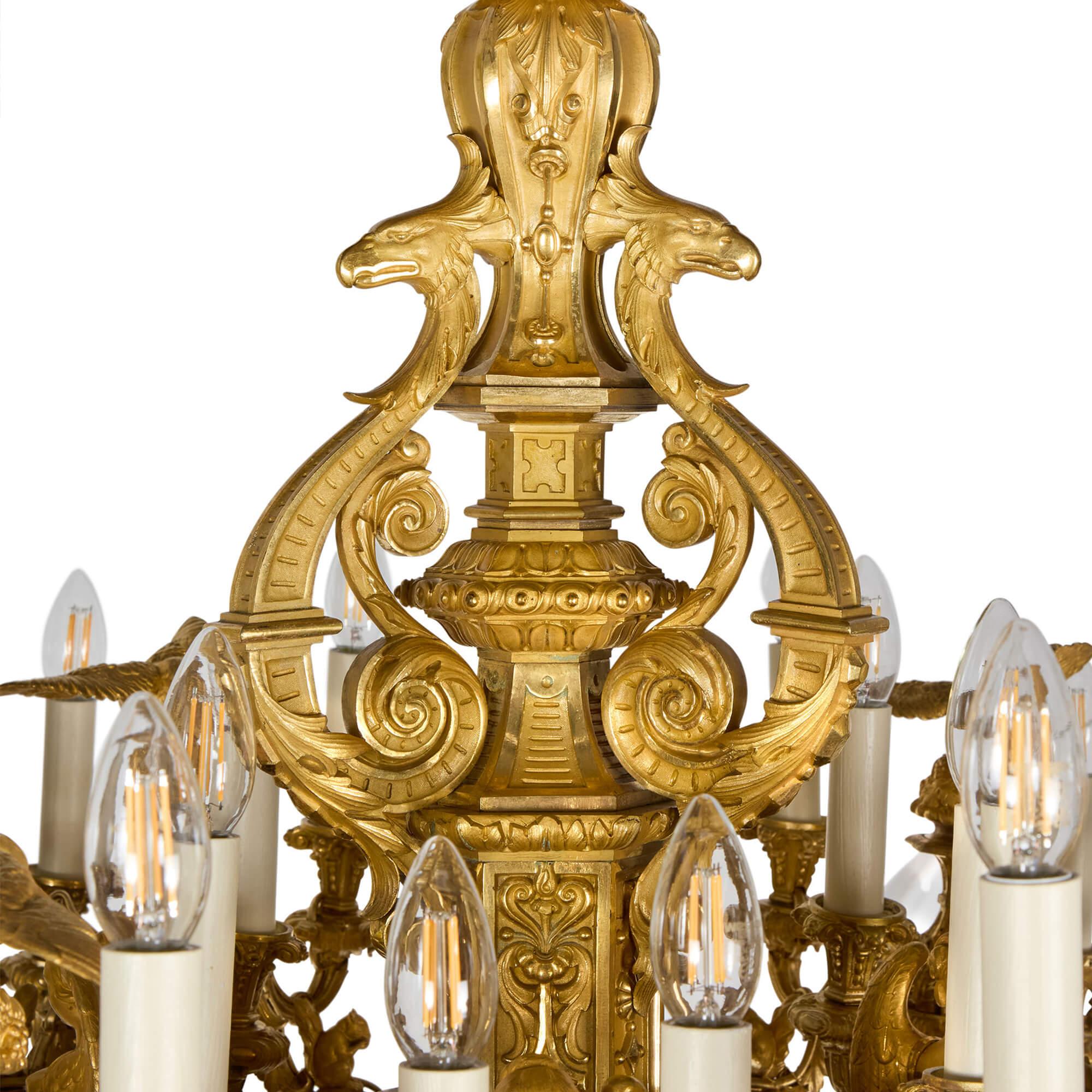 Grand lustre russe antique en bronze doré du 19e siècle 
Russie, Fin du 19e siècle
Hauteur 133 cm, diamètre 124 cm

Ce grand lustre, fabriqué en Russie à la fin du XIXe siècle, illustre le design éclectique de l'époque, combinant une variété de