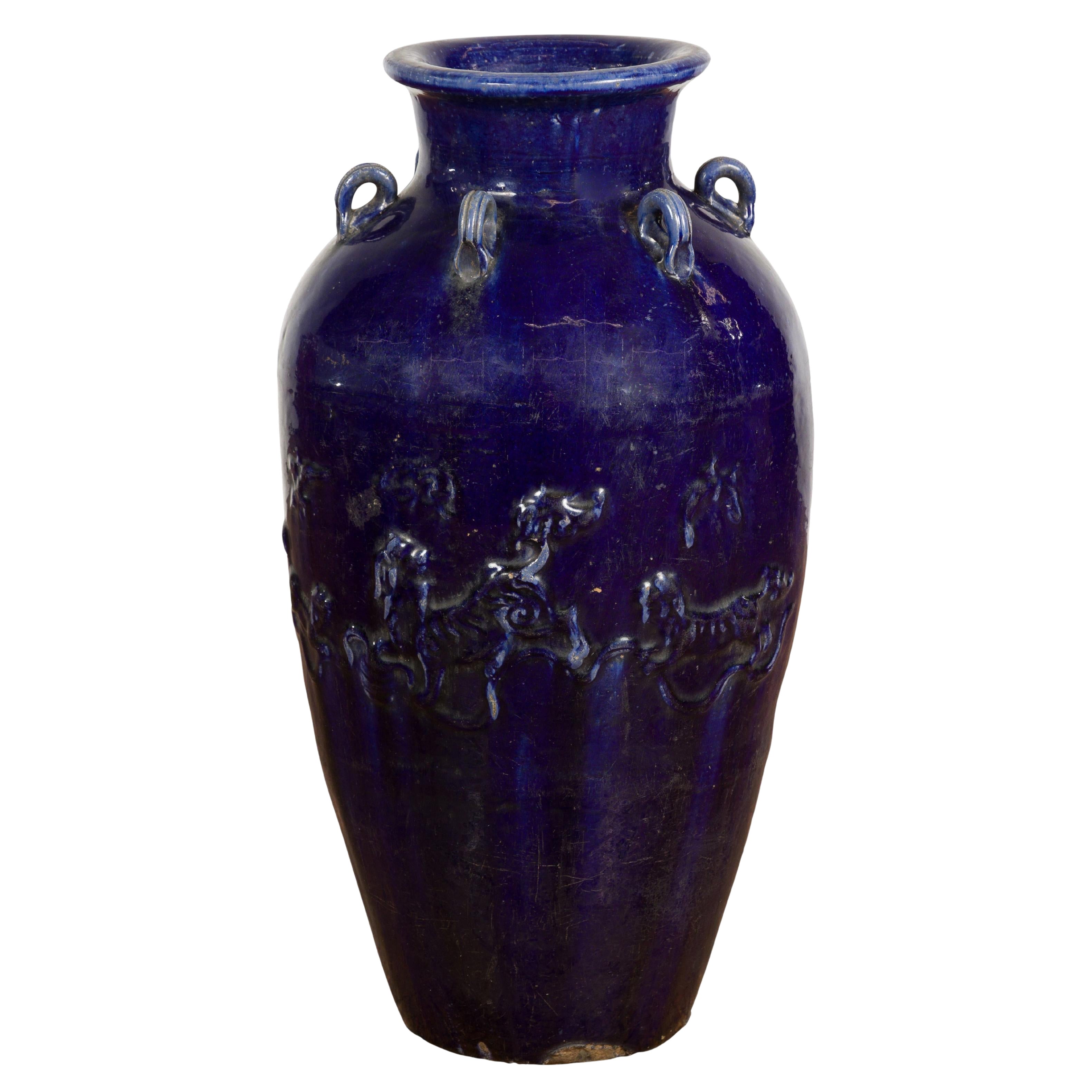 Grande vaso Martaban blu cobalto tailandese del XIX secolo con motivi in rilievo