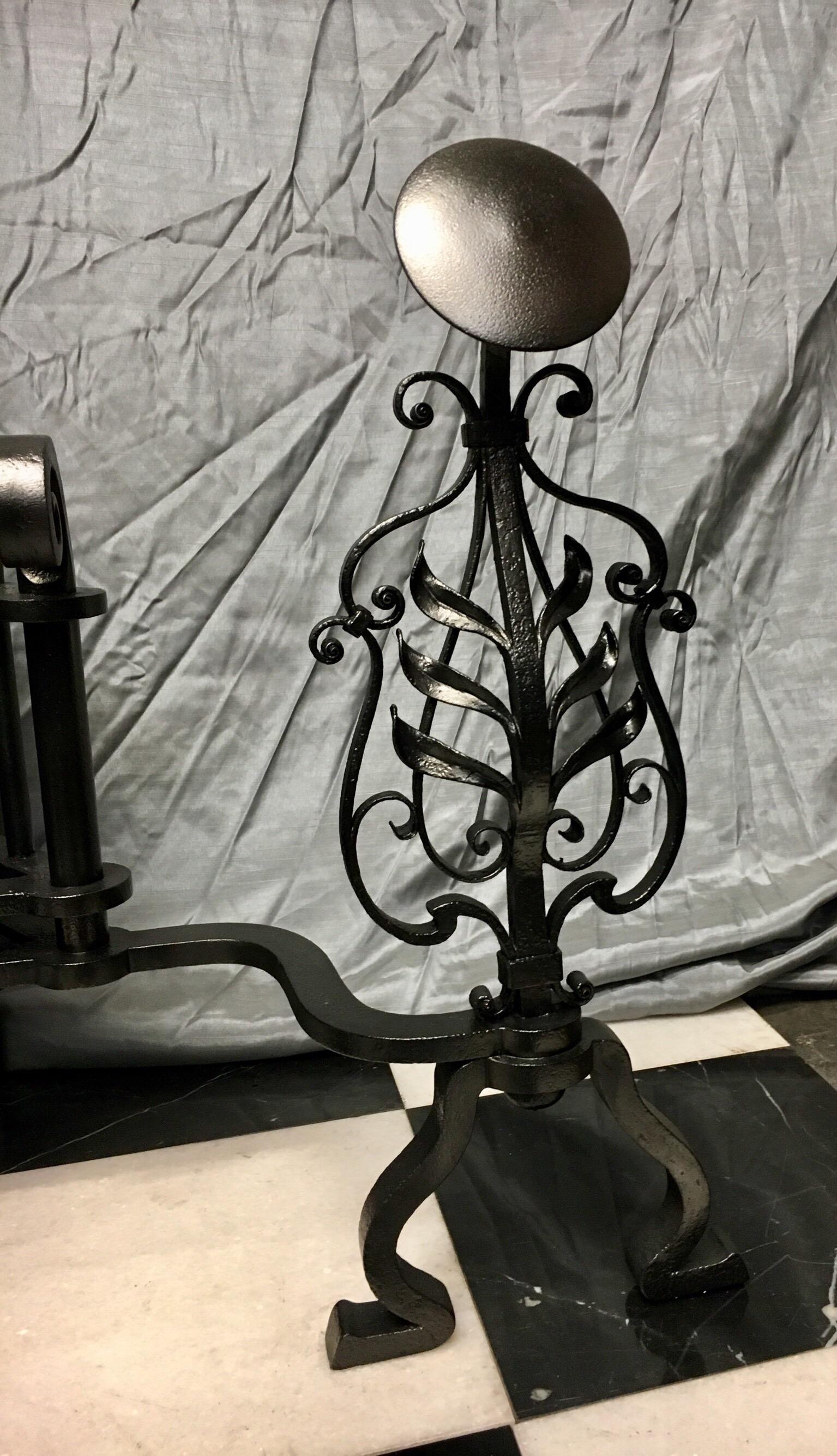 Large Antique 19th Century Victorian Wrought Iron Arts & Crafts Fire Grate In Good Condition In Edinburgh, GB