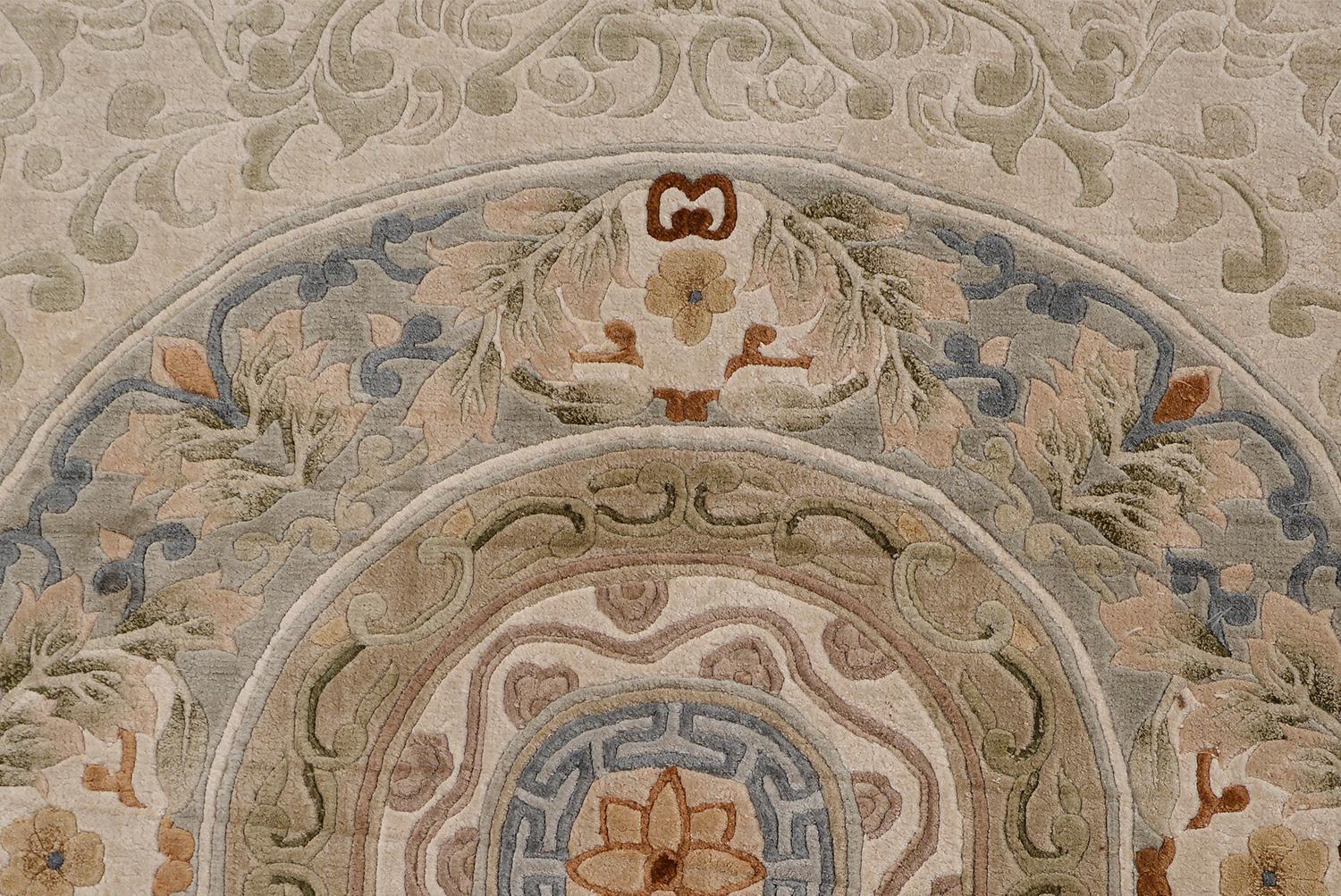 Gran alfombra antigua de seda oriental china del siglo XX Flores de loto verde crema en venta 3