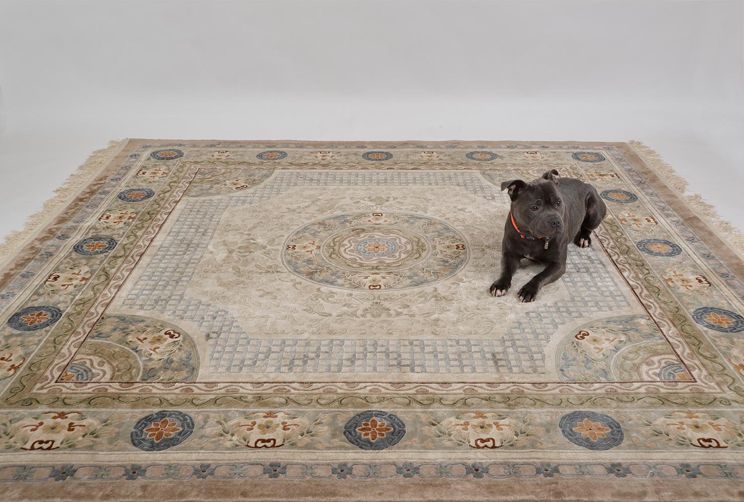 Gran alfombra antigua de seda oriental china del siglo XX Flores de loto verde crema en venta 7