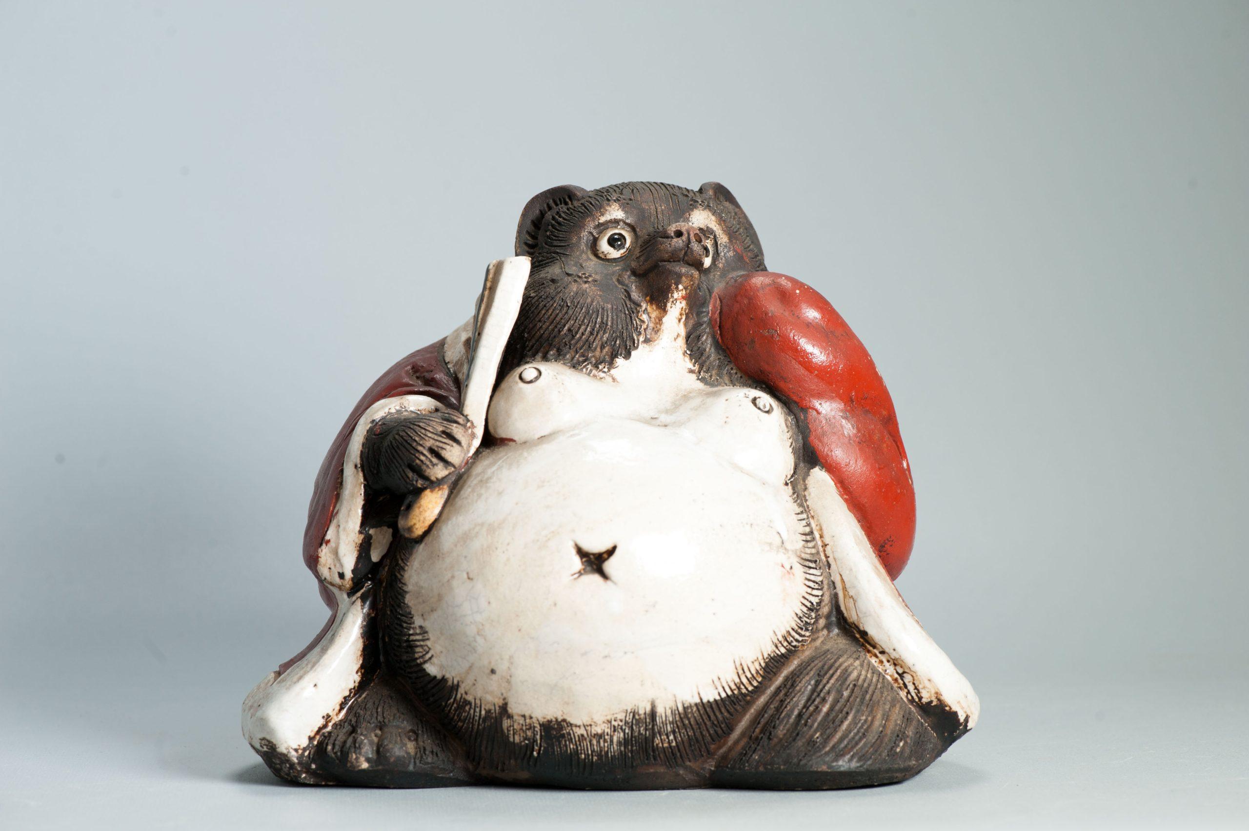 Meiji Grande Statue Ancienne de Tanuki Japonais du 20ème siècle Rouge et Blanc Japon en vente