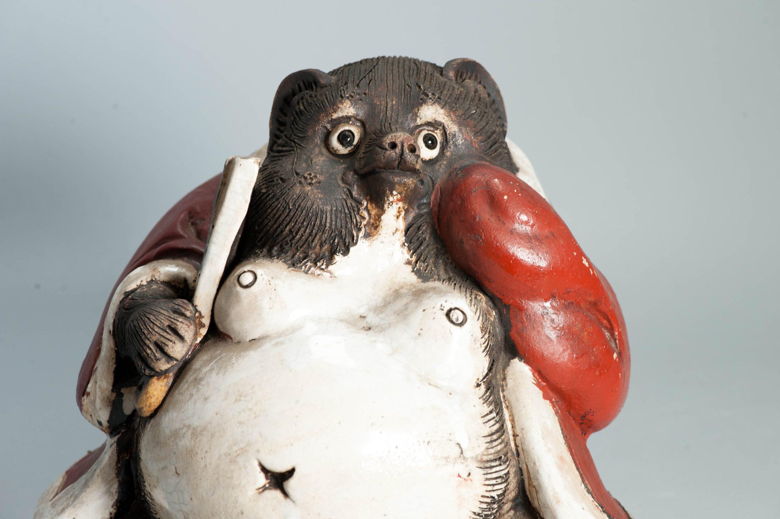 Grande Statue Ancienne de Tanuki Japonais du 20ème siècle Rouge et Blanc Japon Bon état - En vente à Amsterdam, Noord Holland