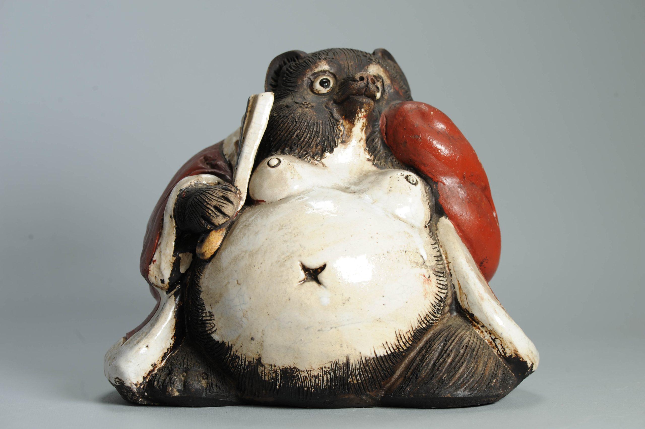 Grande Statue Ancienne de Tanuki Japonais du 20ème siècle Rouge et Blanc Japon en vente 2