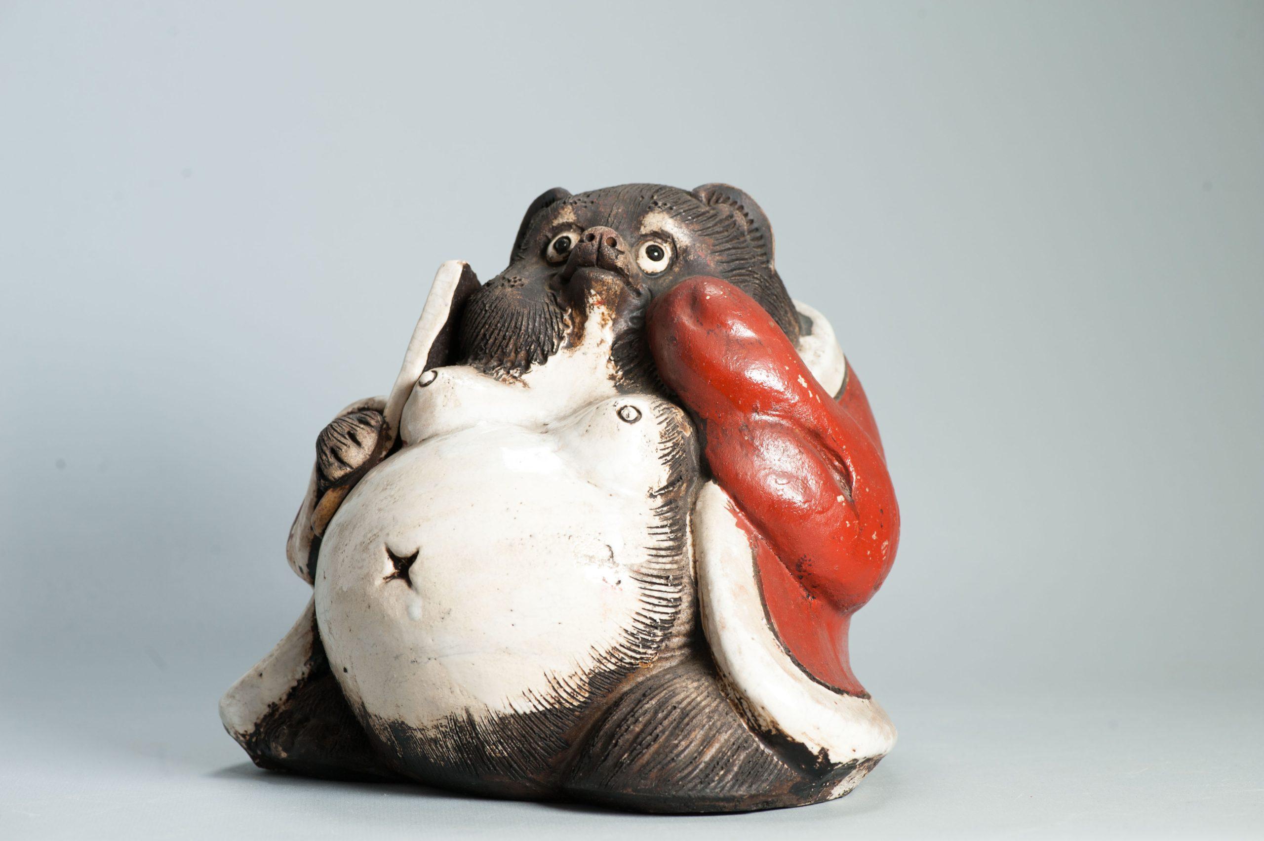 Grande Statue Ancienne de Tanuki Japonais du 20ème siècle Rouge et Blanc Japon en vente 3
