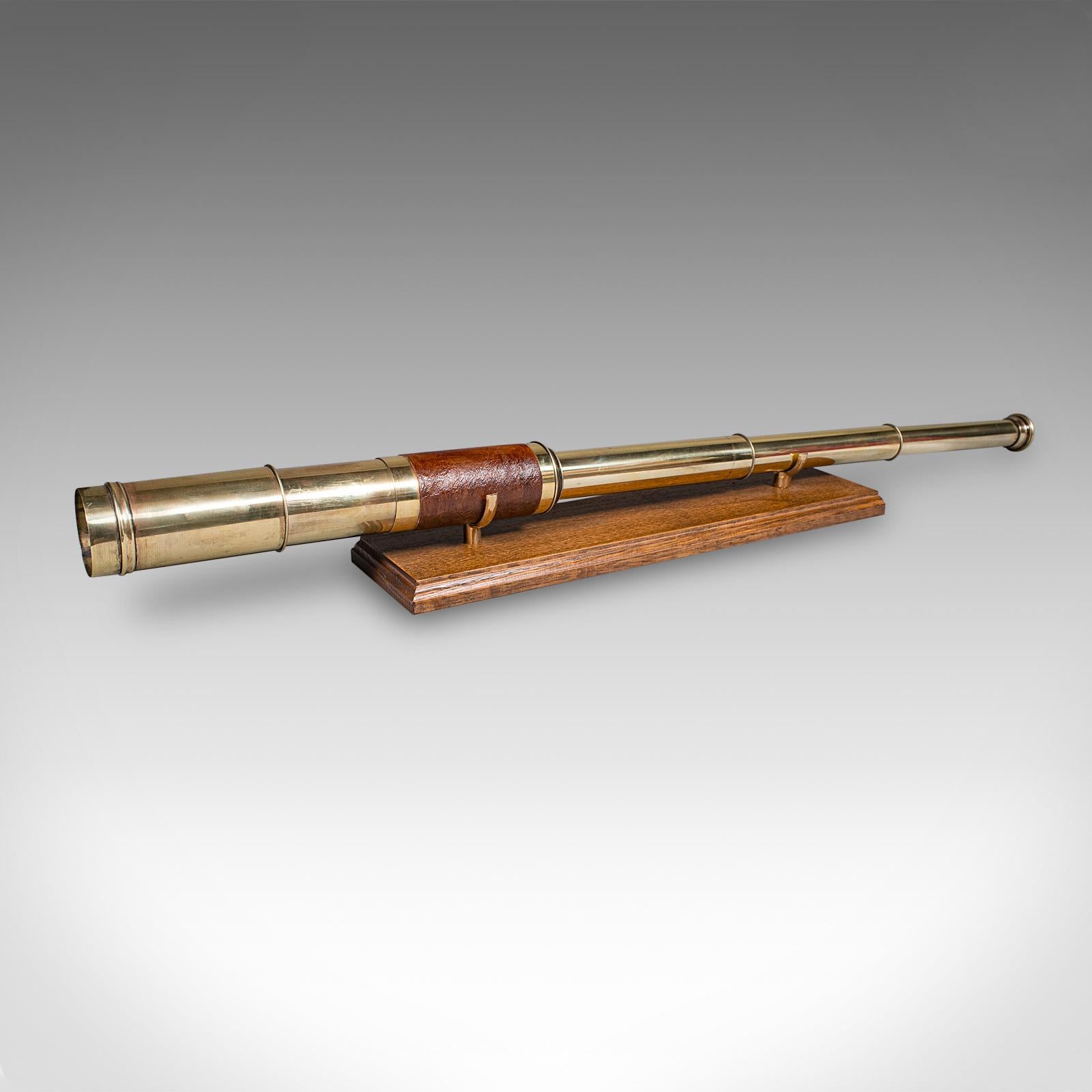 Il s'agit d'un grand télescope antique à trois tiroirs. Une longue-vue terrestre ou maritime anglaise, en laiton et en cuir, datant de la période victorienne, vers 1860. D'une proportion et d'une finition excellentes, ce bel instrument d'optique