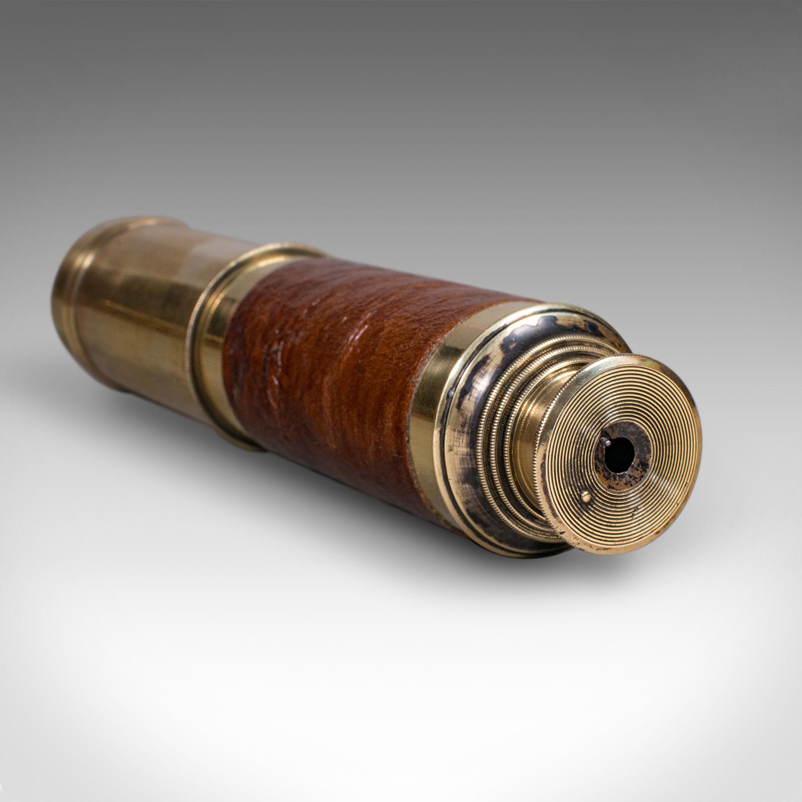Milieu du XIXe siècle Grand télescope ancien à 3 tiroirs, laiton anglais, lorgnette en cuir, victorien, 1860 en vente