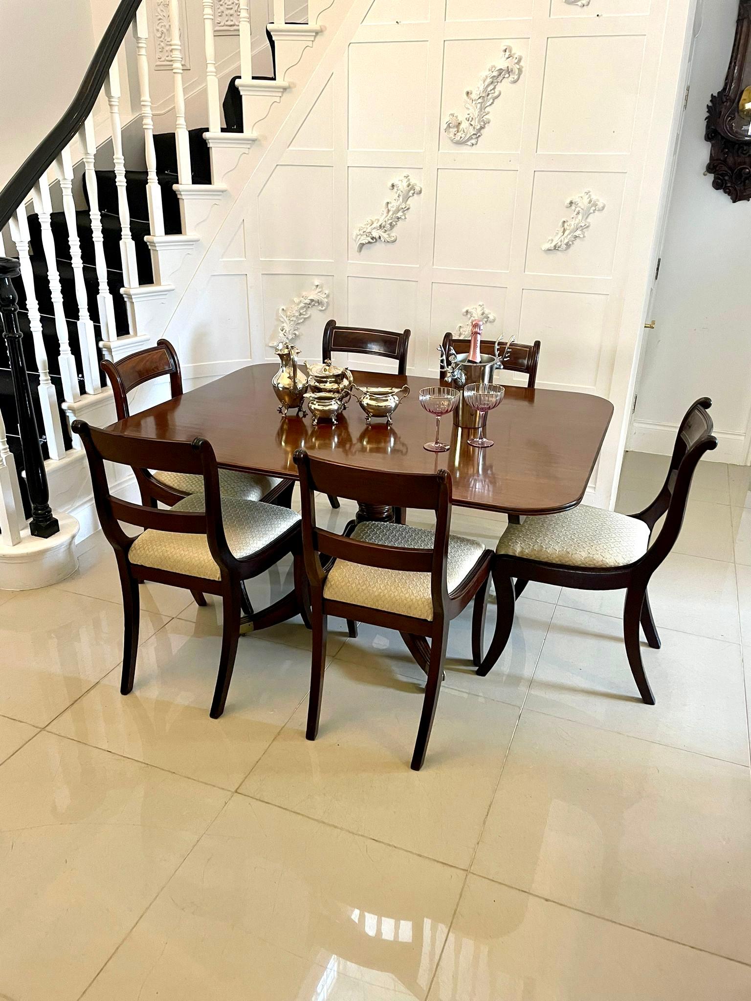 Grande table de salle à manger ancienne à 6 places en acajou figuré de qualité régence avec un grand plateau basculant en acajou figuré de qualité avec un bord cannelé soutenu par une colonne à piédestal tourné en forme de cannelure reposant sur des