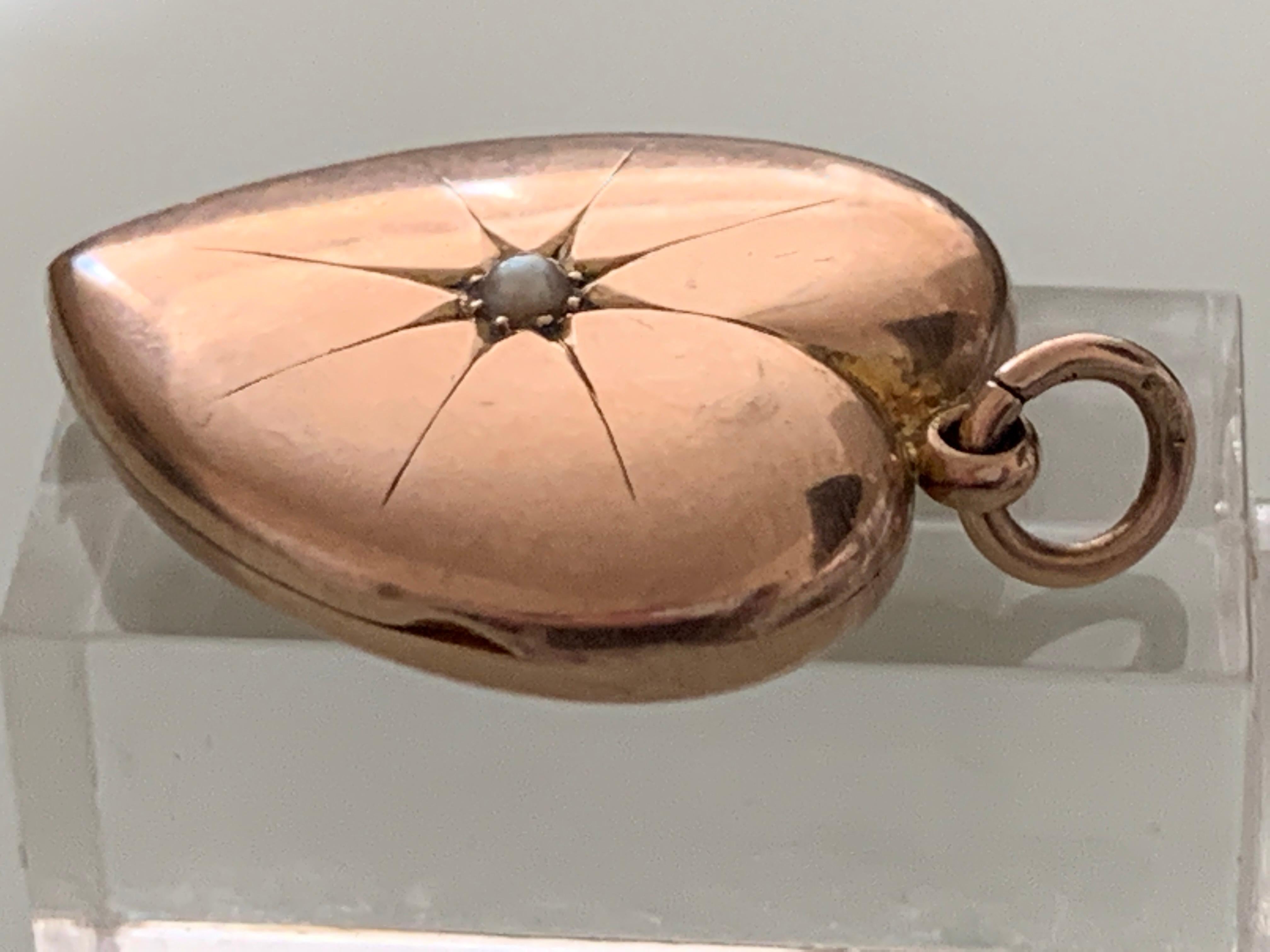 Daté de 1904
Coeur en or 9ct  Médaillon
avec un motif d'étoile sur le devant - perle de culture en son centre

Taille XL - 3 cm x 2 cm x 4 mm 

S'ouvre et se ferme en toute sécurité 
Estampillé 